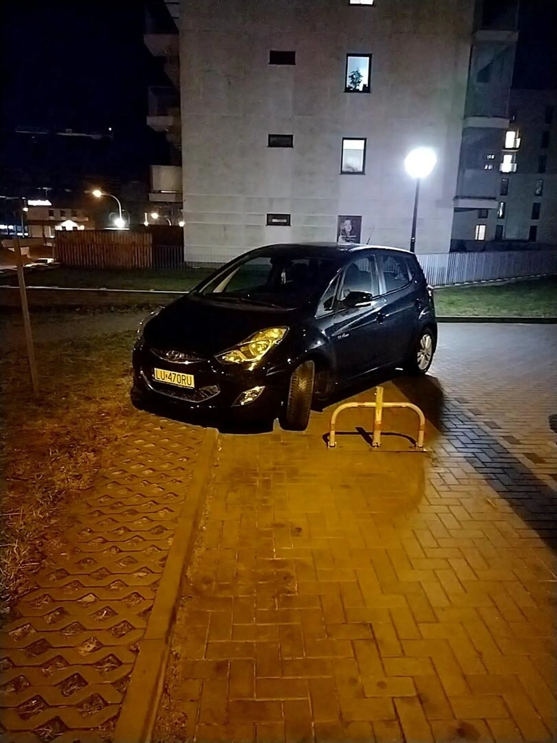 Skoro czyjeś prywatne miejsce to zaparkował przed. Myśli że jest sprytny...?a jest poprostu głupi!!!