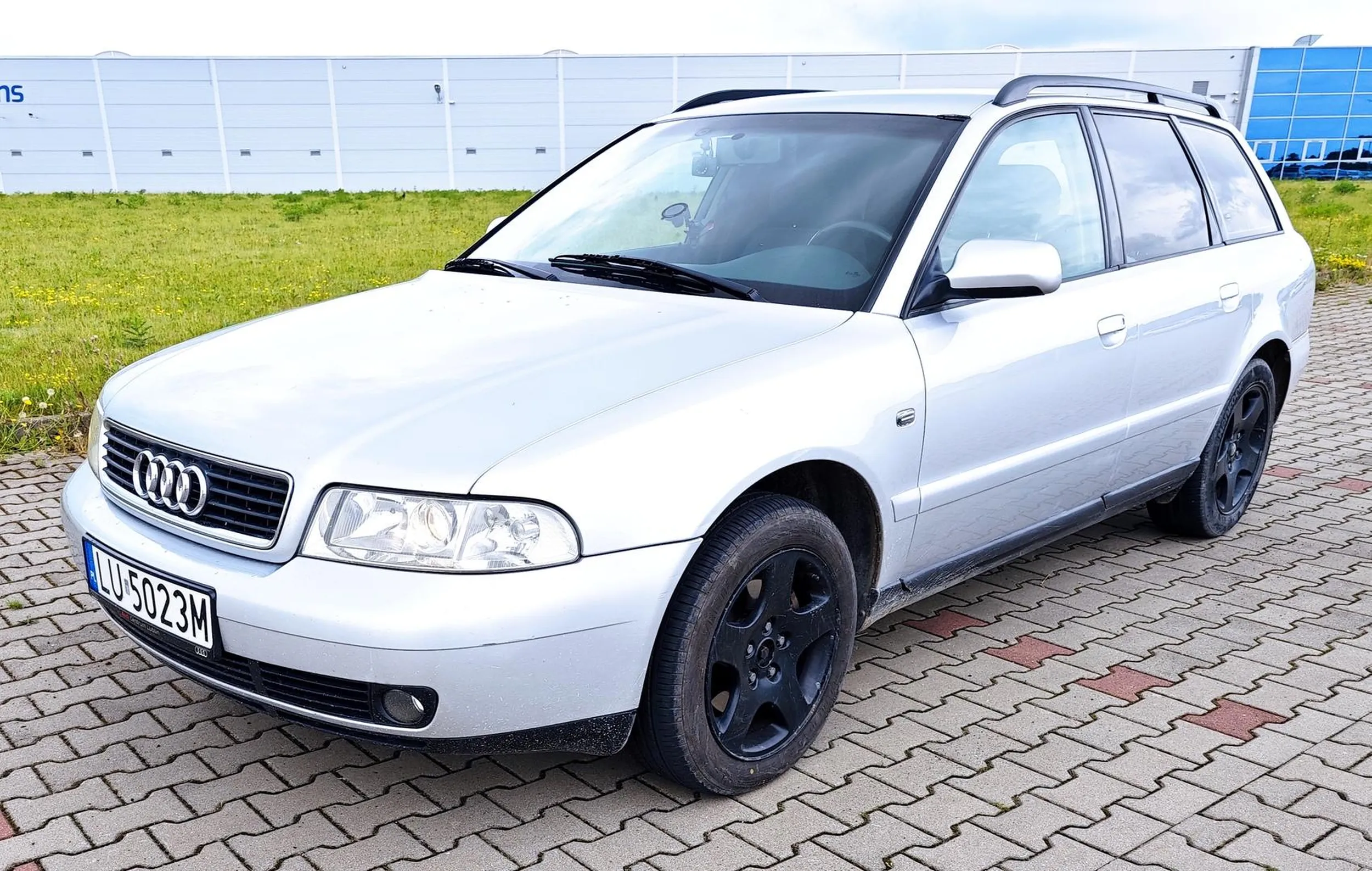 Bardzo miły właściciel samochodu zawsze pomoże i kultury.