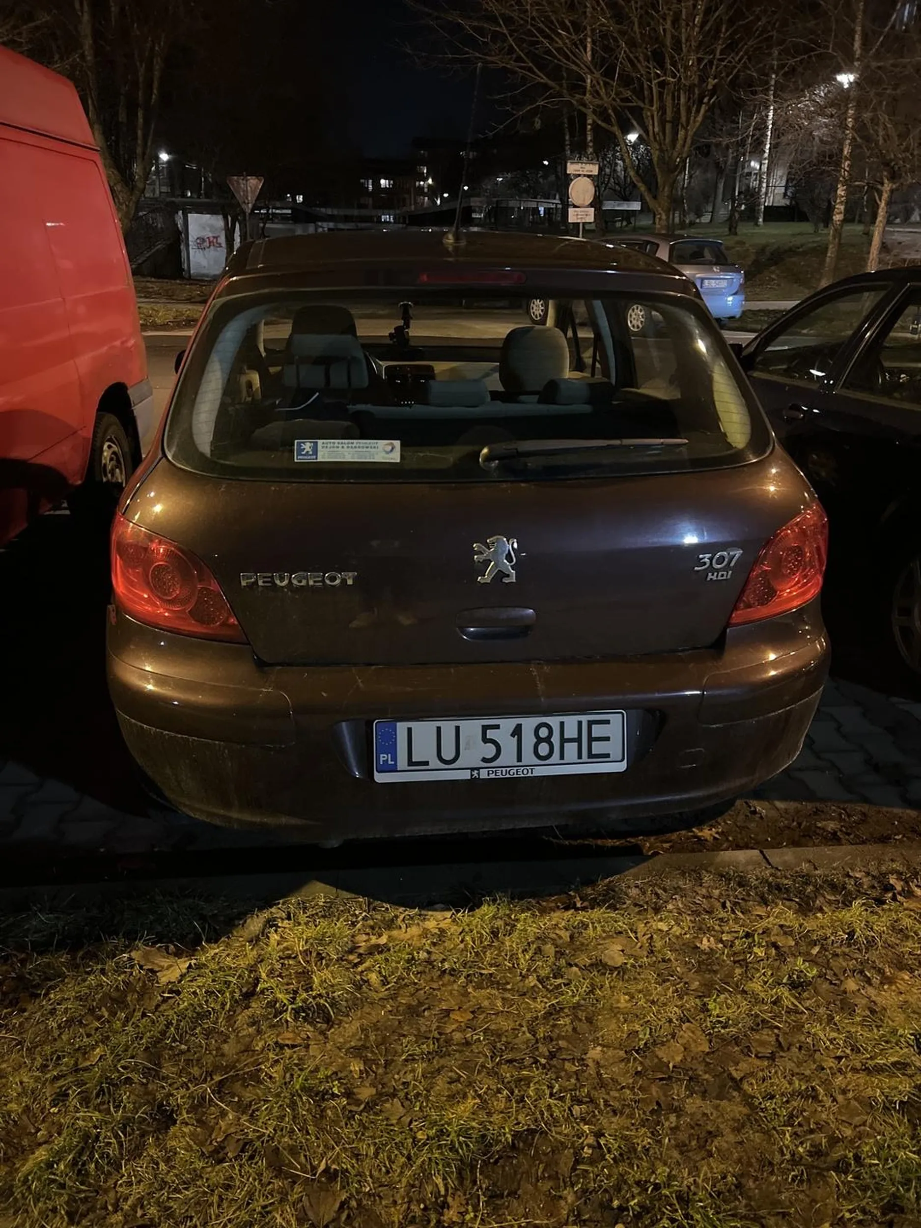 Chłopaczyna nie używa kierukowskazów i dwa razy przejechał na czerwonym