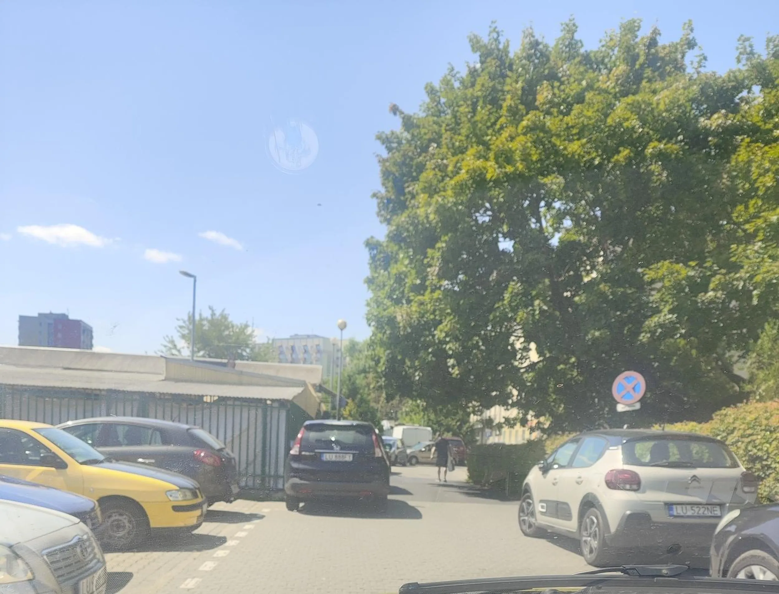 Bardzo dobry przykład parkowania  :) w sumie nie wiadomo, który zawinił ale wygląda jakby Pani z Citroena. Szerszy samochód nie miał szansy przejazdu. Brak myślenia.