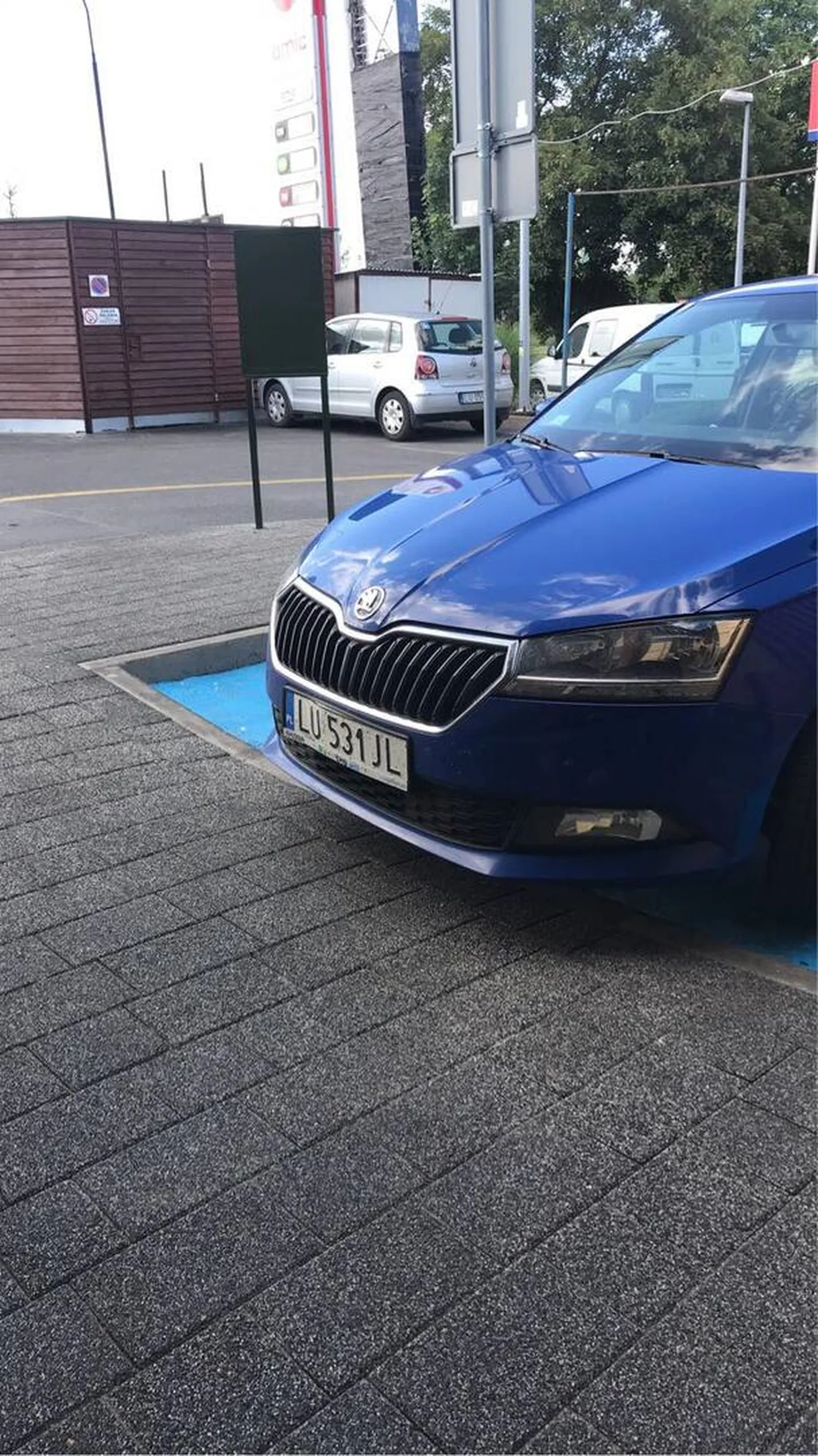 Parkuje na miejscu dla niepełnosprawnych