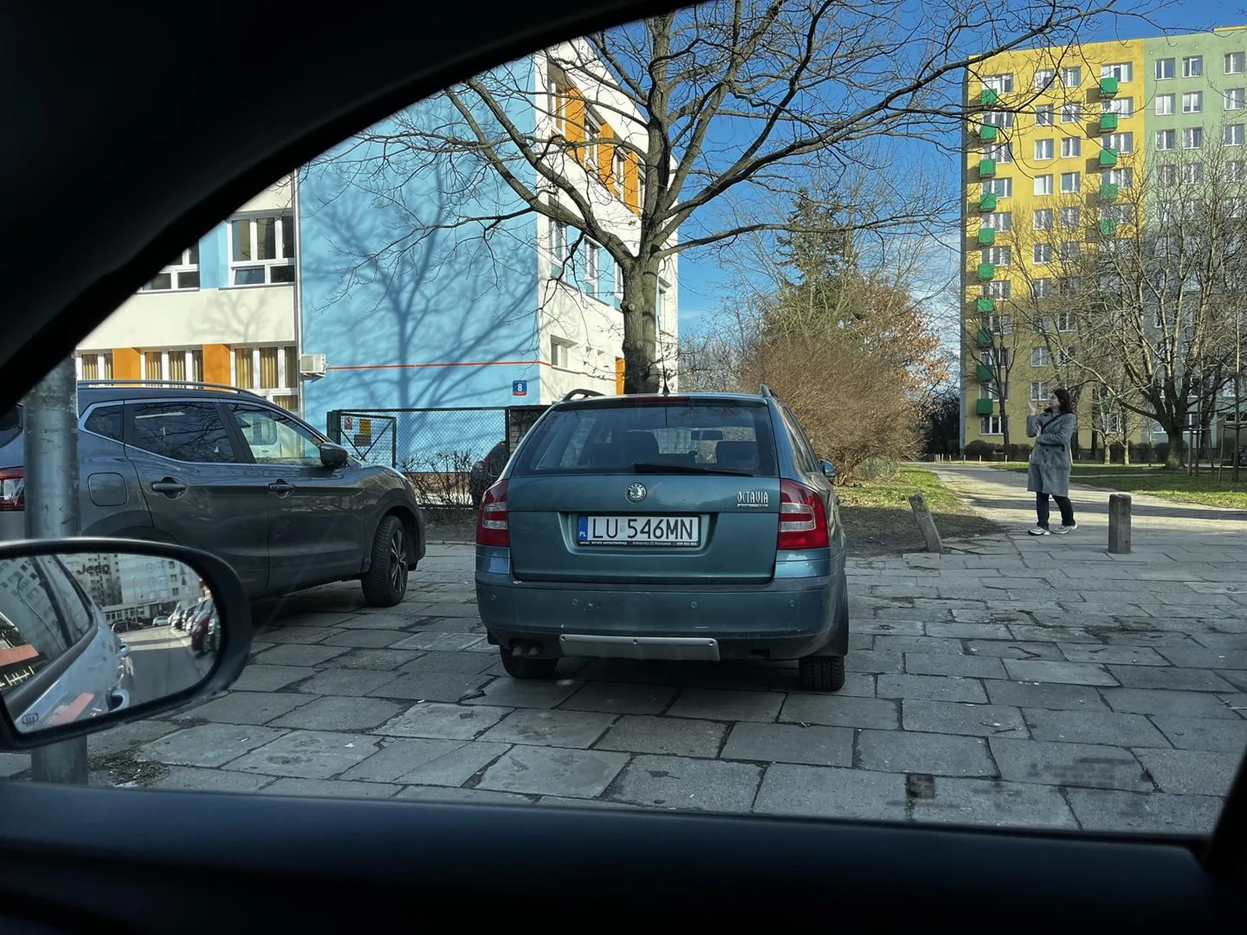 LU widać że człowiek upośledzony parkuje na dwóch miejscach