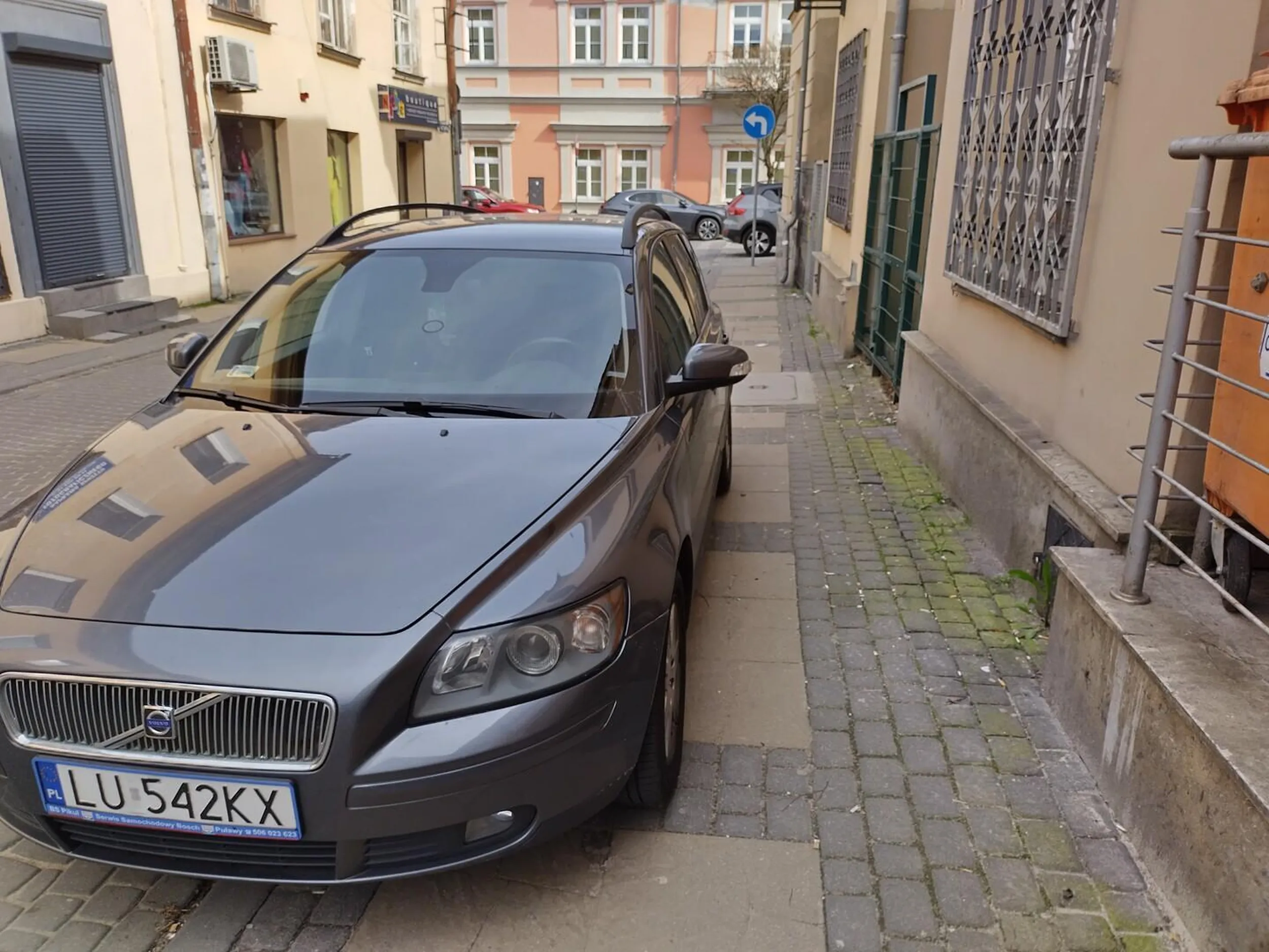 Prawidłowo według ameby zaparkował. A 1,5 metra głąbie gdzie?