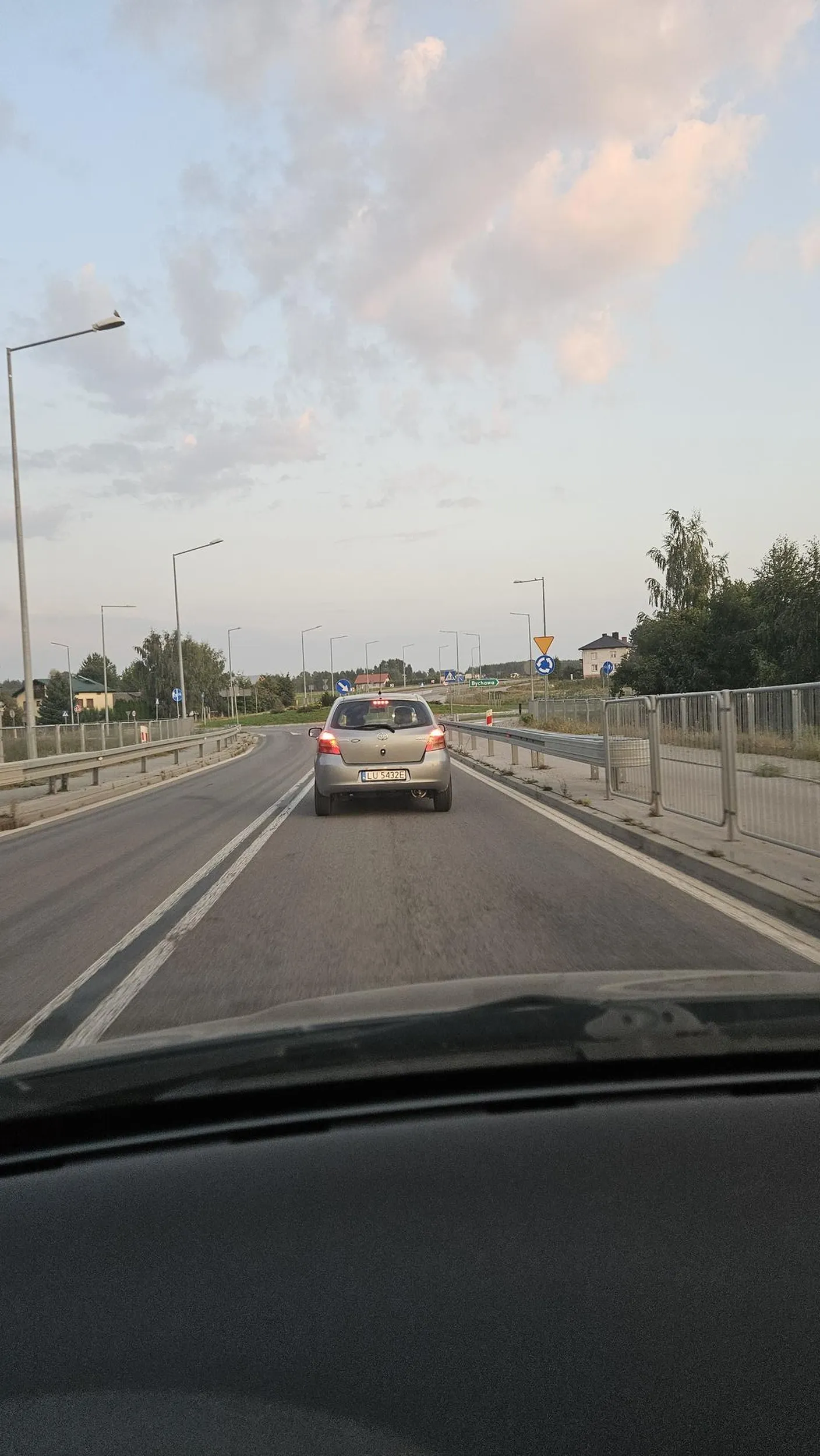 stwarza zagrożenie na drodze, podczas wyprzedzania przyspiesza, a potem i tak jedzie wolno jak cię człowieku boli dupa że jesteś wyprzedzany to się popisz i jedź szybciej i oczywiscie naklejka z rybką mówi sama za siebie