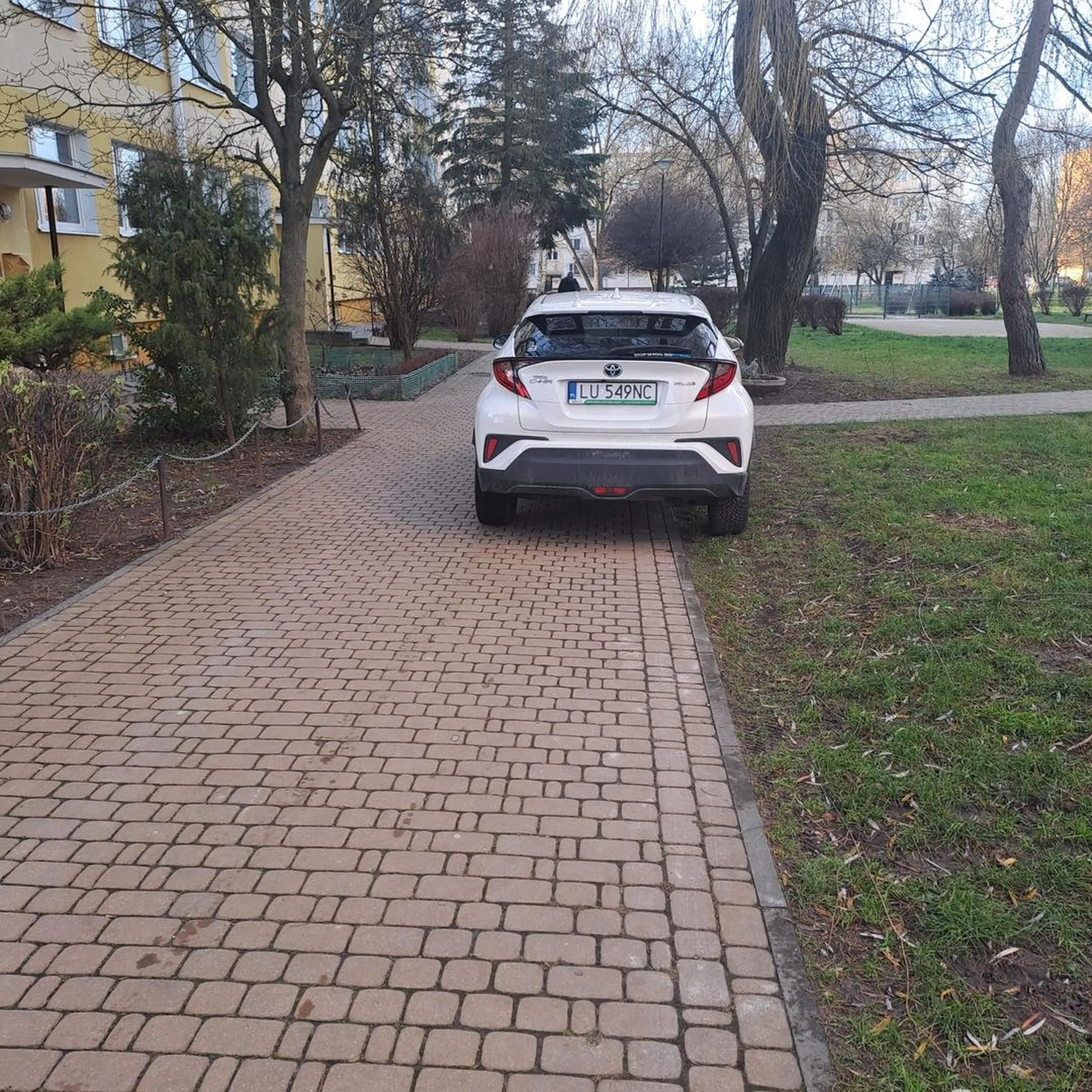 Parkowanie na chodniku a obok parking  ?