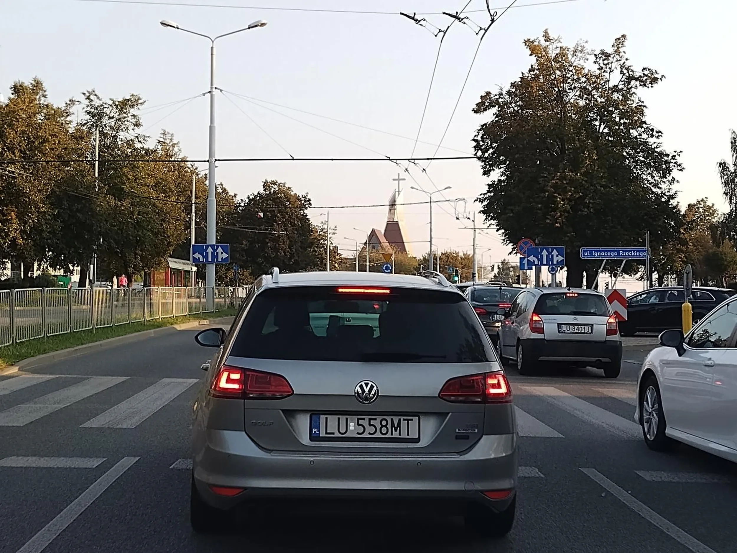 Uważajcie na tego ciula i frustrata. Swoje niepowodzenia odreagowuje na jezdni. Potrafi nie ustąpić pieszemu pierwszeństwa, jedzie po ulicach miasta jak głupi ponad 100, zmienia pasy wpychając się bez kierunkowskazów a potem skręca przez podwoją ciągła na parking pracowników uniwersytetu przyrodniczego.? Cham drogowy!!!!