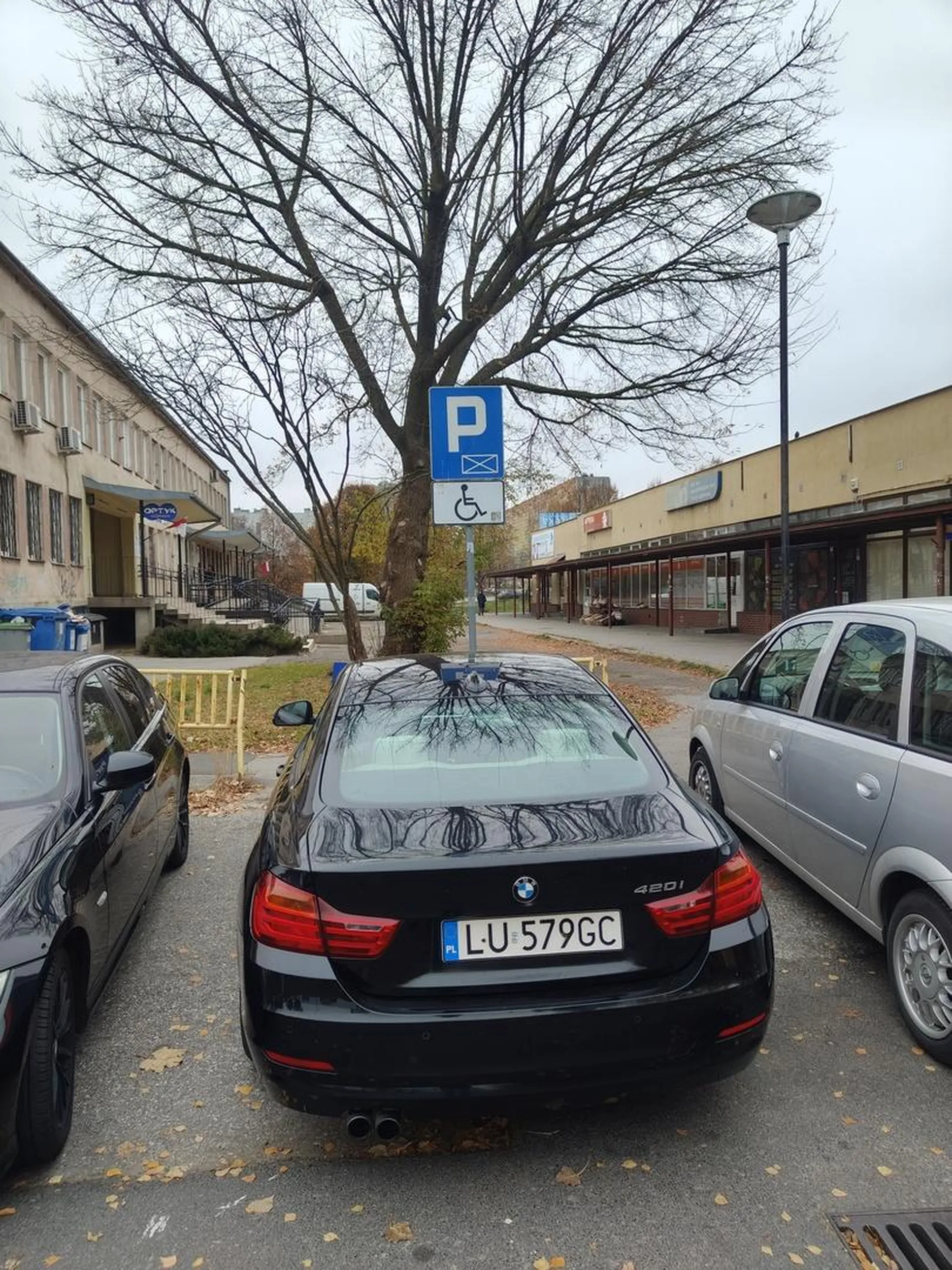 Parkowanie bez uprawnień na miejscu dla niepełnosprawnych.