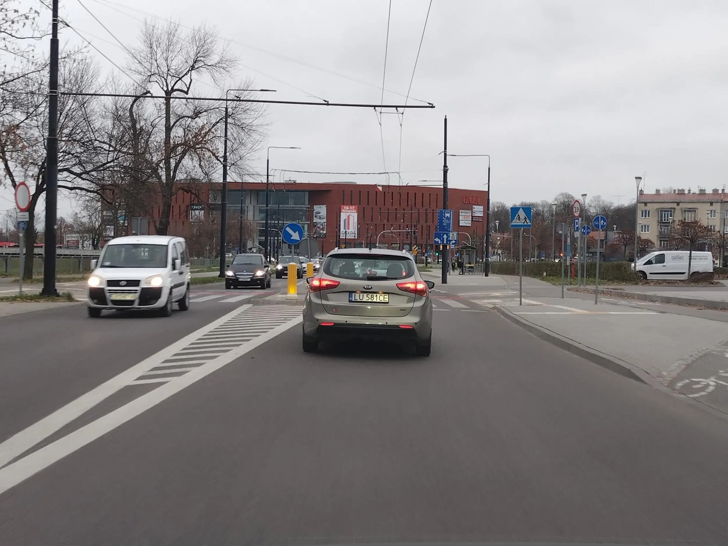 Kierowca to rasowy psychol. Zwężenie drogi, każdy potrafi jechać na suwak a to buraczysko jedzie metr za poprzedzającym autem? tylko dlatego by pokazać jakim jest chamem!!! Więc mu klaksonem podziękowałem więc mi pokazał swoją klasę pokazując środkowy palec!!!!?no cóż widać że matka go nie wychowała tylko ulica,  a tego palca to wsadź sobie w du.... głąbie kapuściany!!!! Nie pozdrawiam i uważajcie na niego!!!