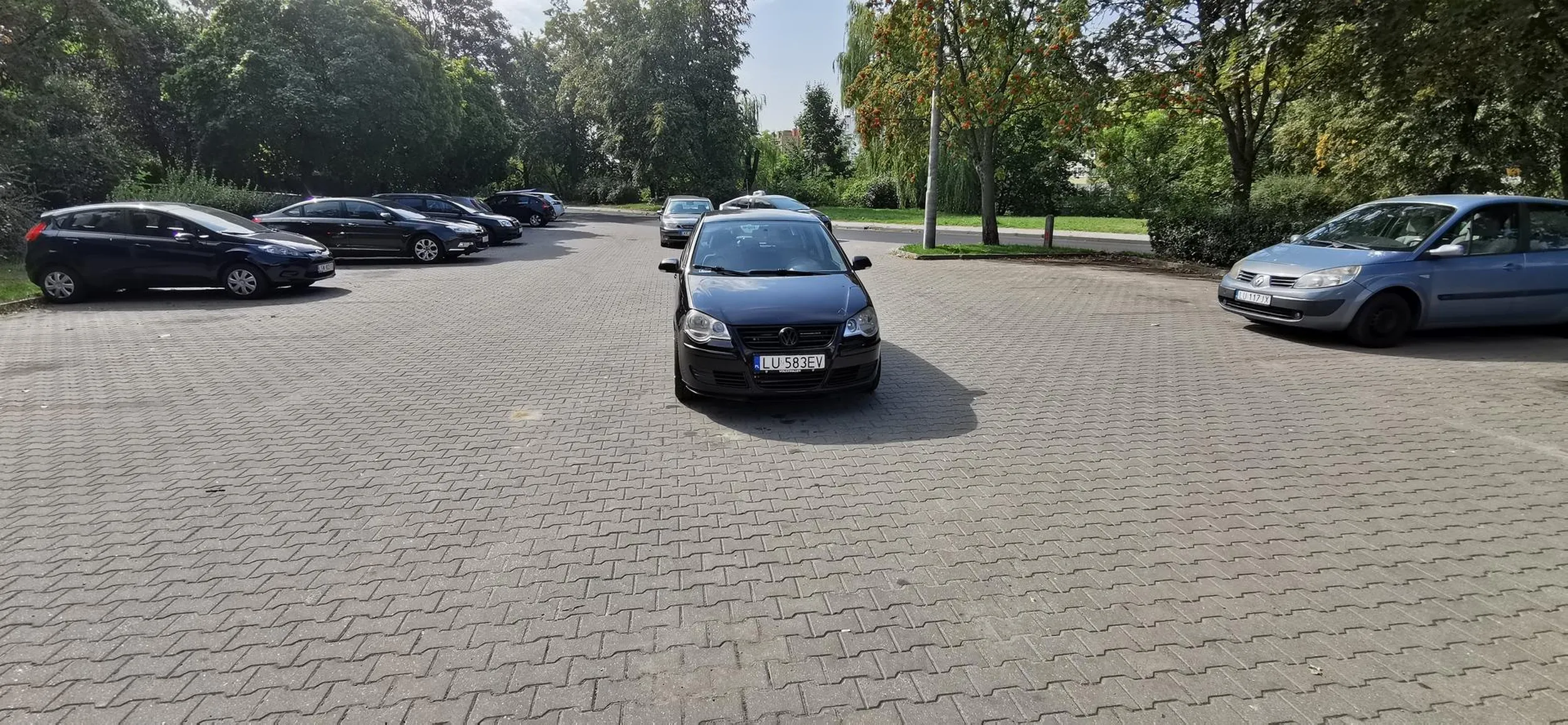 Zamiast zaparkować na miejscu i zająć tylko jedno to blokuje cztery no bo co się ma przejmować innymi.