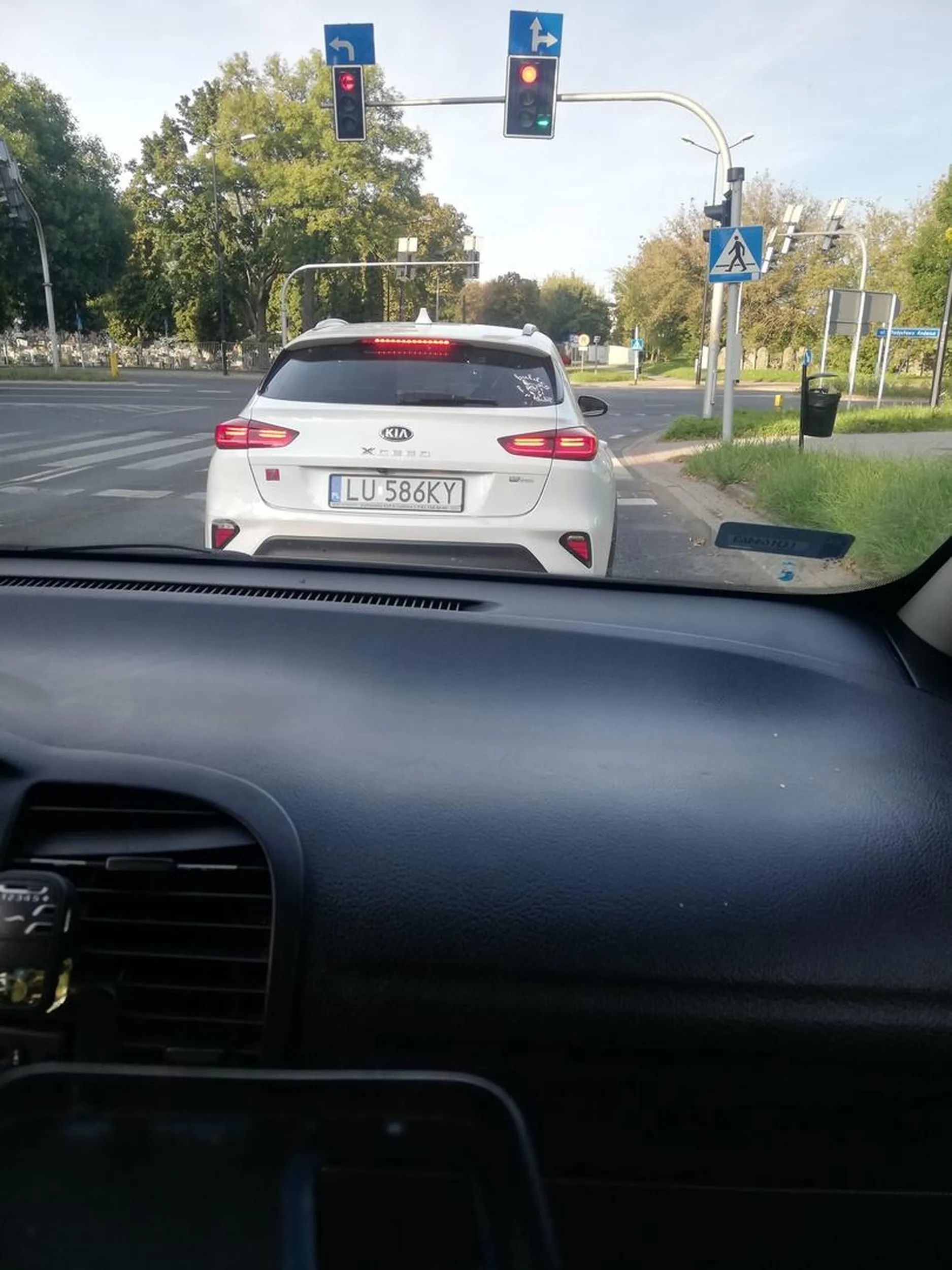 Jedzie taka cipa z kierunkiem że skręca a jedzie prosto myli kierowców.. Zdjęcie tuż po tym jak wyjechaliśmy z uliczki i o mało nie było by wymuszenia.