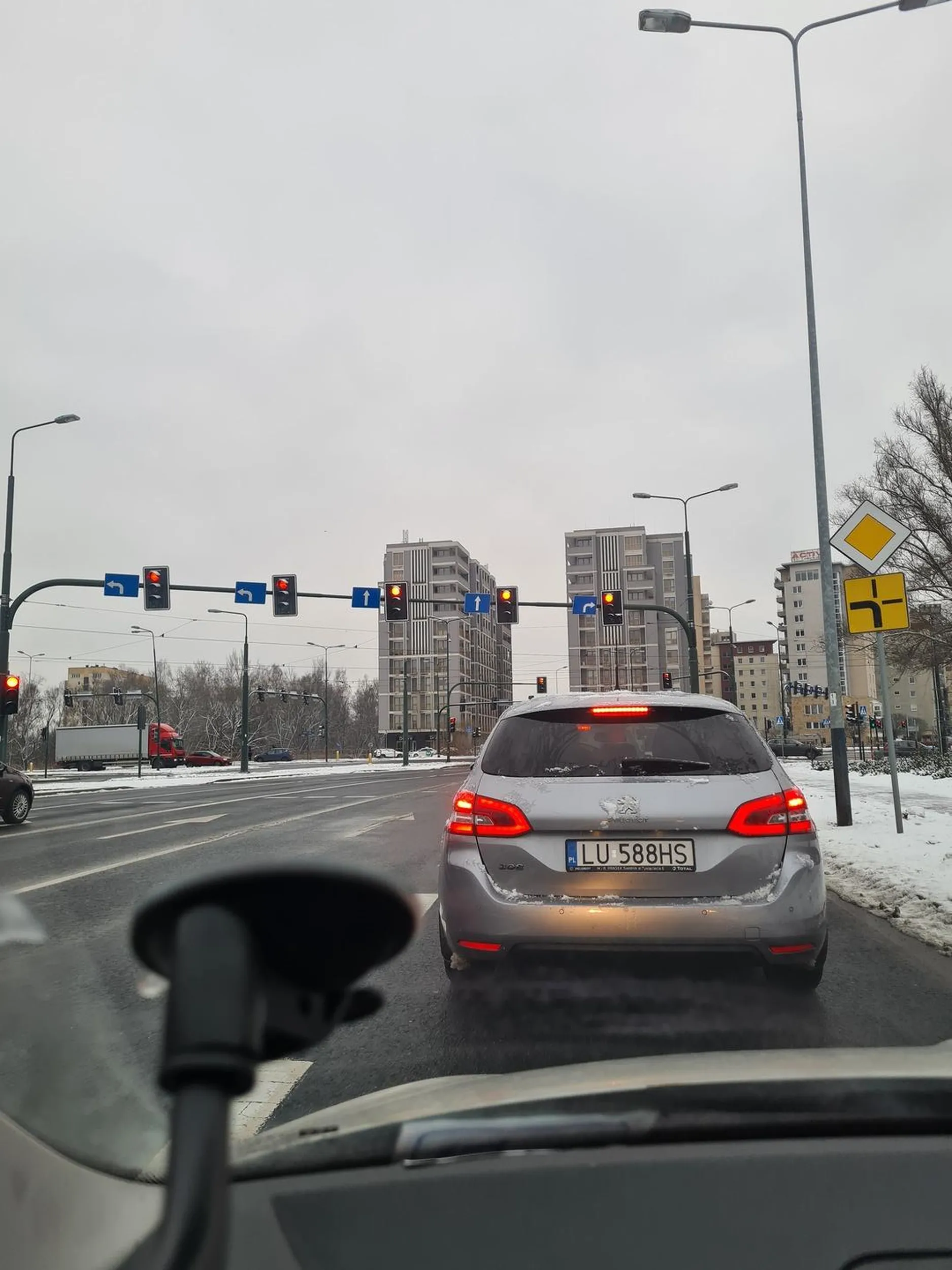 Kierowca jeździ niebezpiecznie i stwarza zagrożenie na drodze