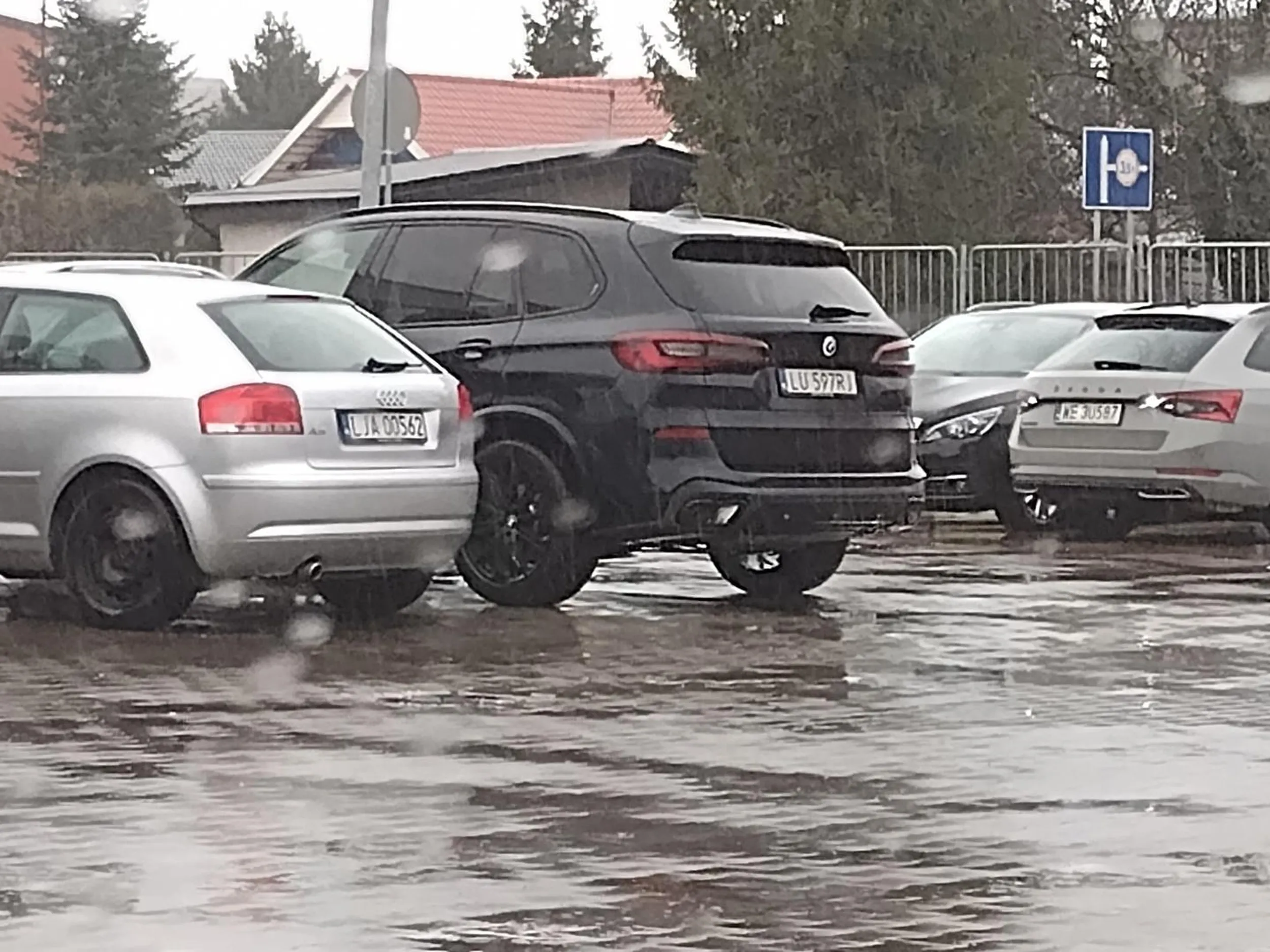 Można zaparkować jak człowiek albo jak ten z fotki. Marka przypadkowa.?