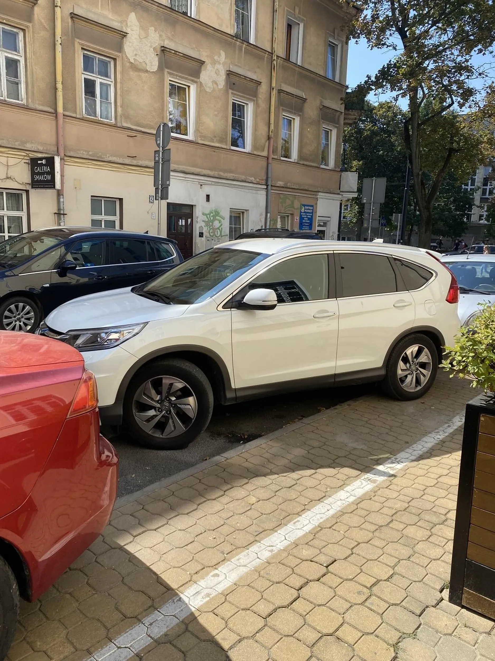 Powtorze to co powiedzialam, zamiast kupowac sobie drogie auta dokup kurs na parkowanie. Nie pozdrawiam