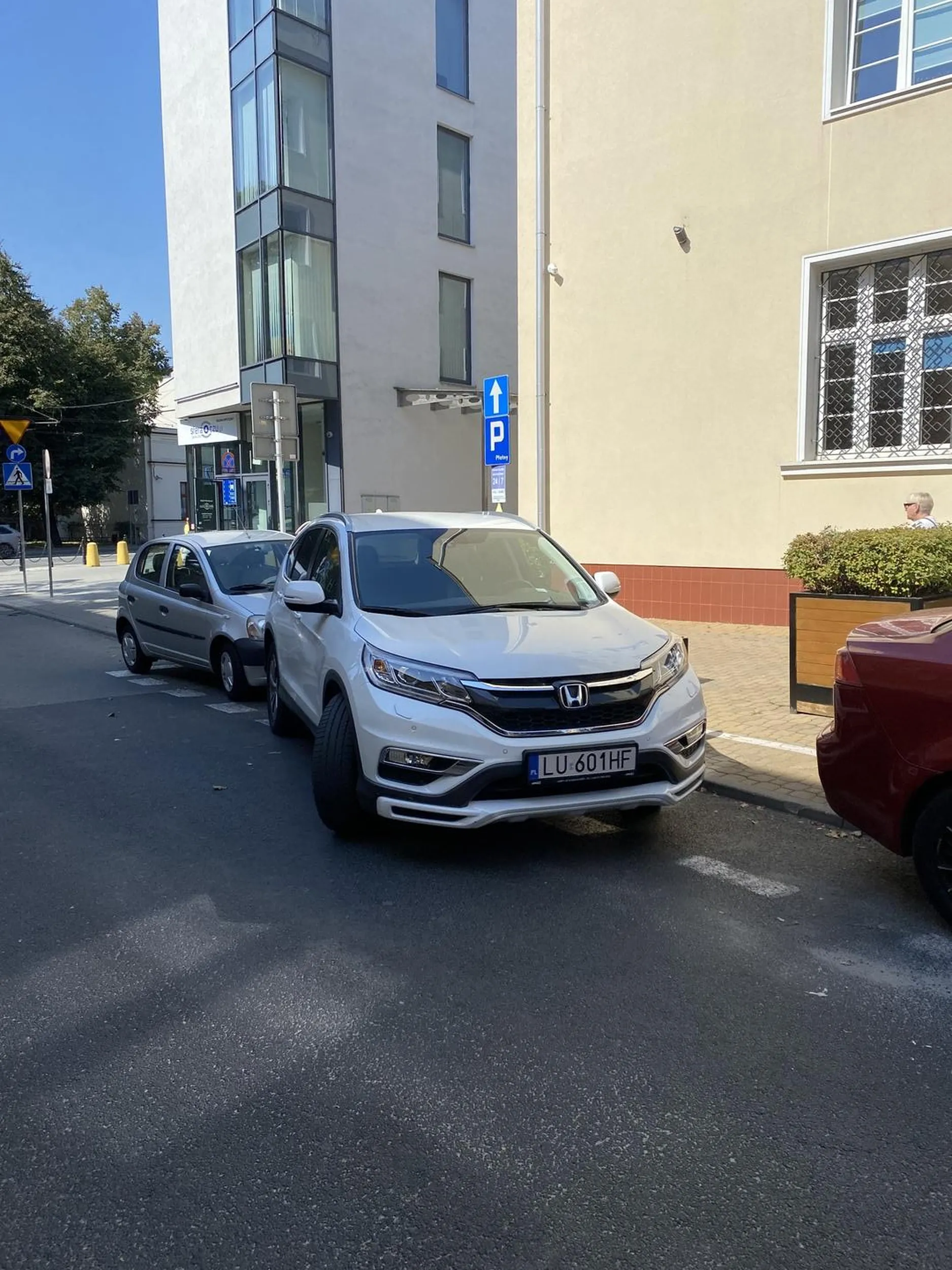 Powtorze to co powiedzialam, zamiast kupowac sobie drogie auta dokup kurs na parkowanie. Nie pozdrawiam