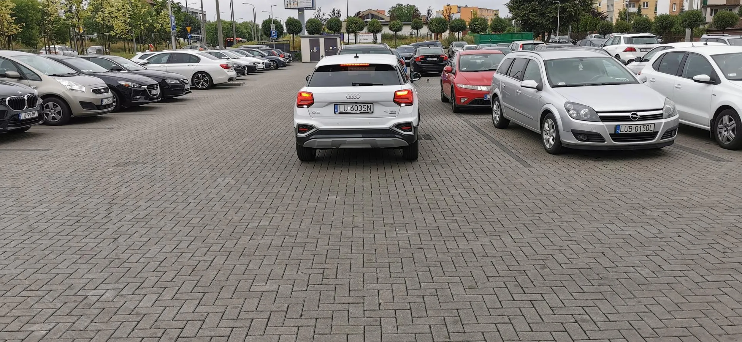 Parkuje jak chce i blokuje przejazd. Niech wszyscy się męczą bo musi stanąć na środku.
