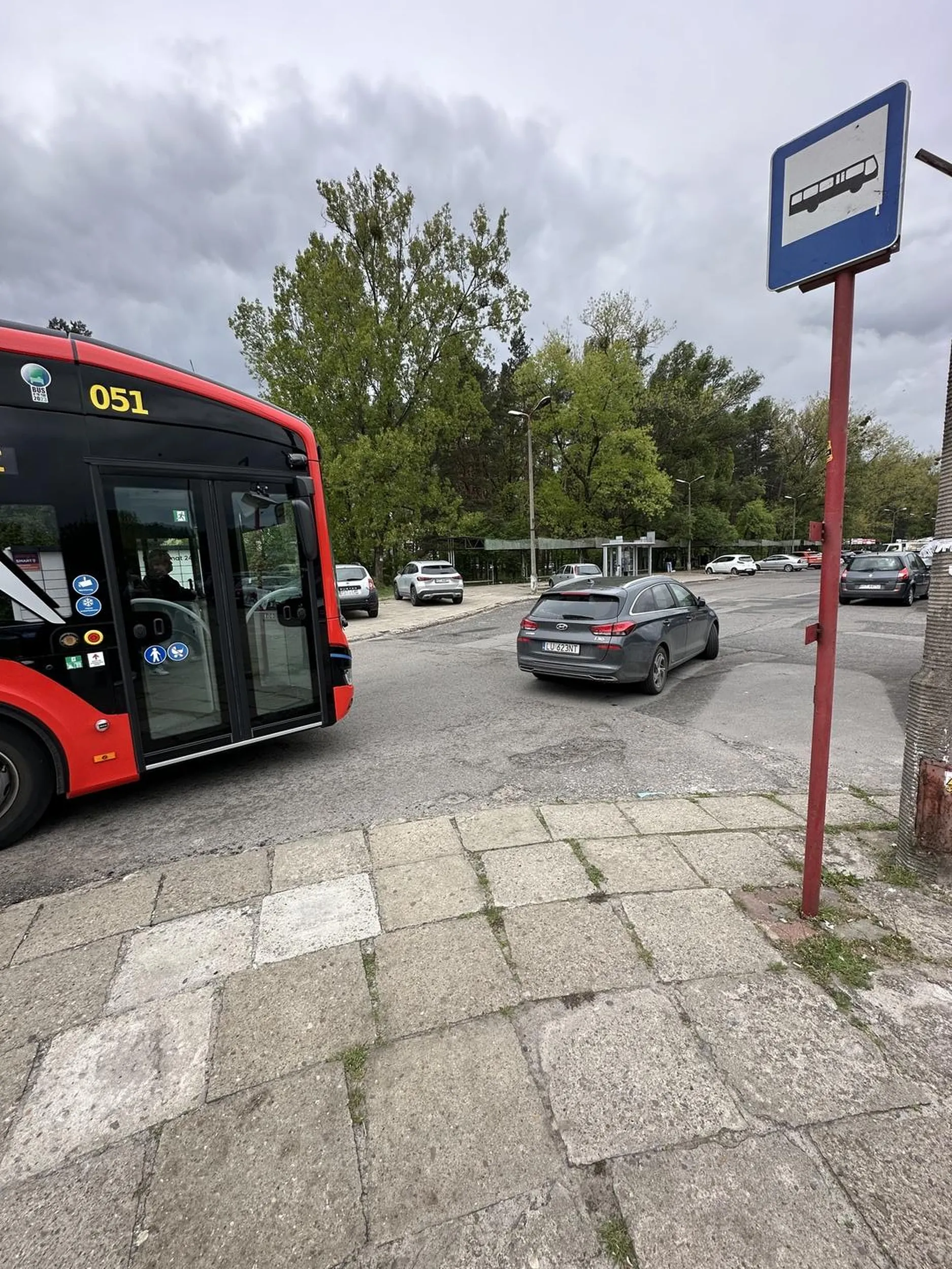 Ty łbie zastawiłeś wyjazd z przystanku autobusowego na wąskiej uliczce