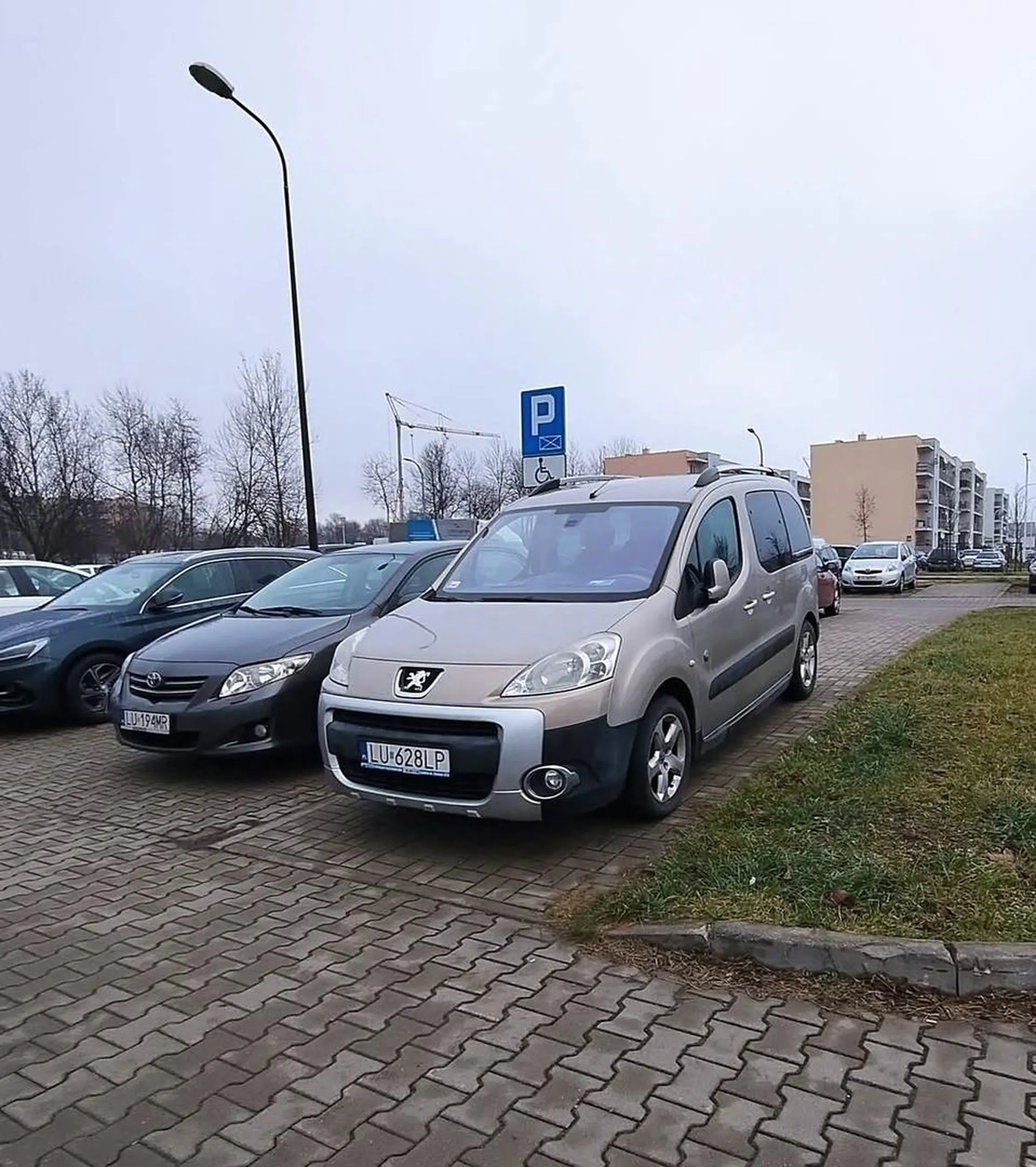 Zaparkował na przejściu dla pieszych i ja chodniku Lublin dzielnica Felin