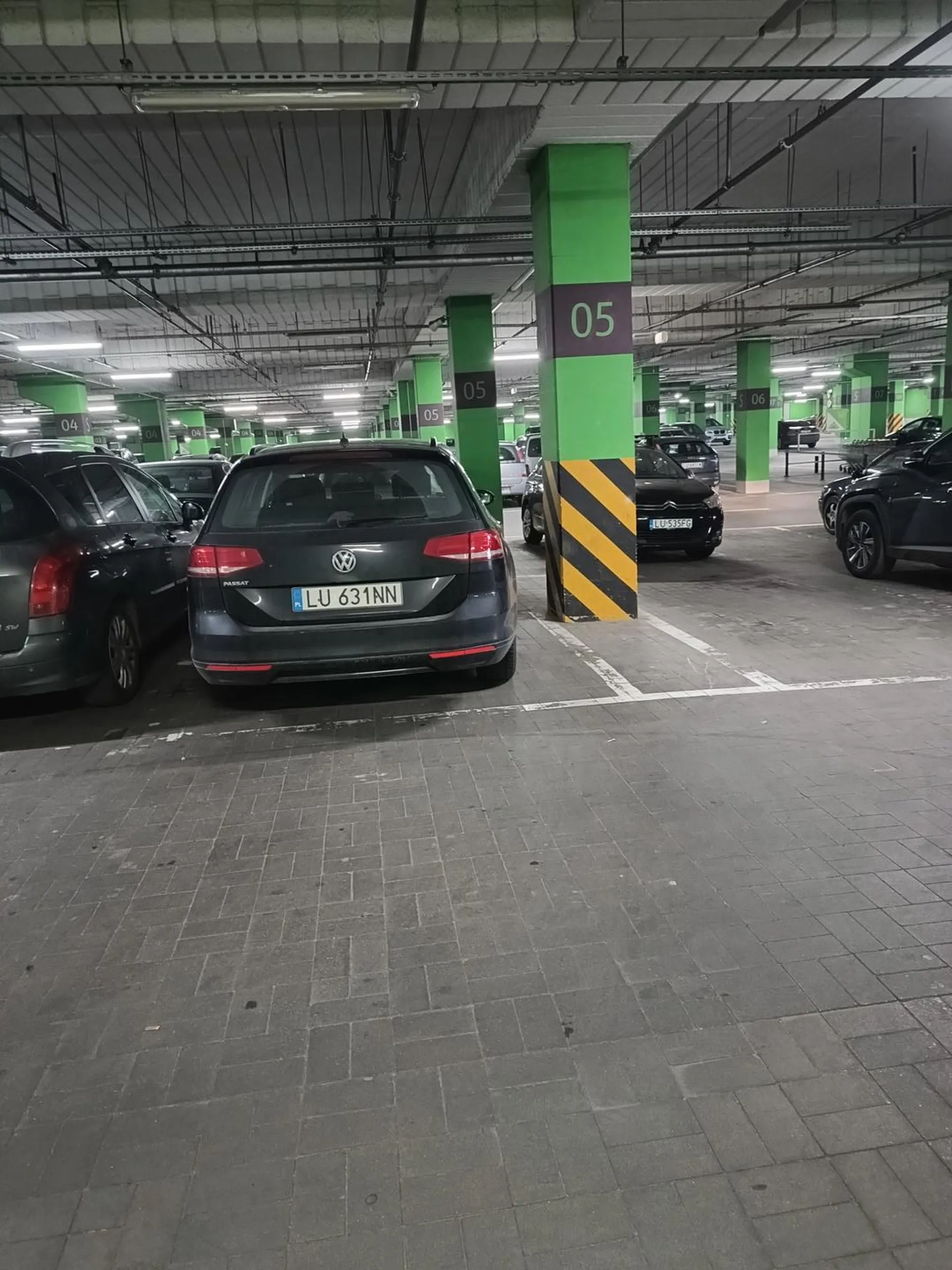 Stanąć nie potrafi na miejscu parkingowym. Że wejść nie do samochodu nie da. Ja nie wiem jak taka osoba zdała prawo jazdy jeżeli na egzaminie jest parkowanie. Polecam jeszcze raz pójść na kurs prawa jazdy.