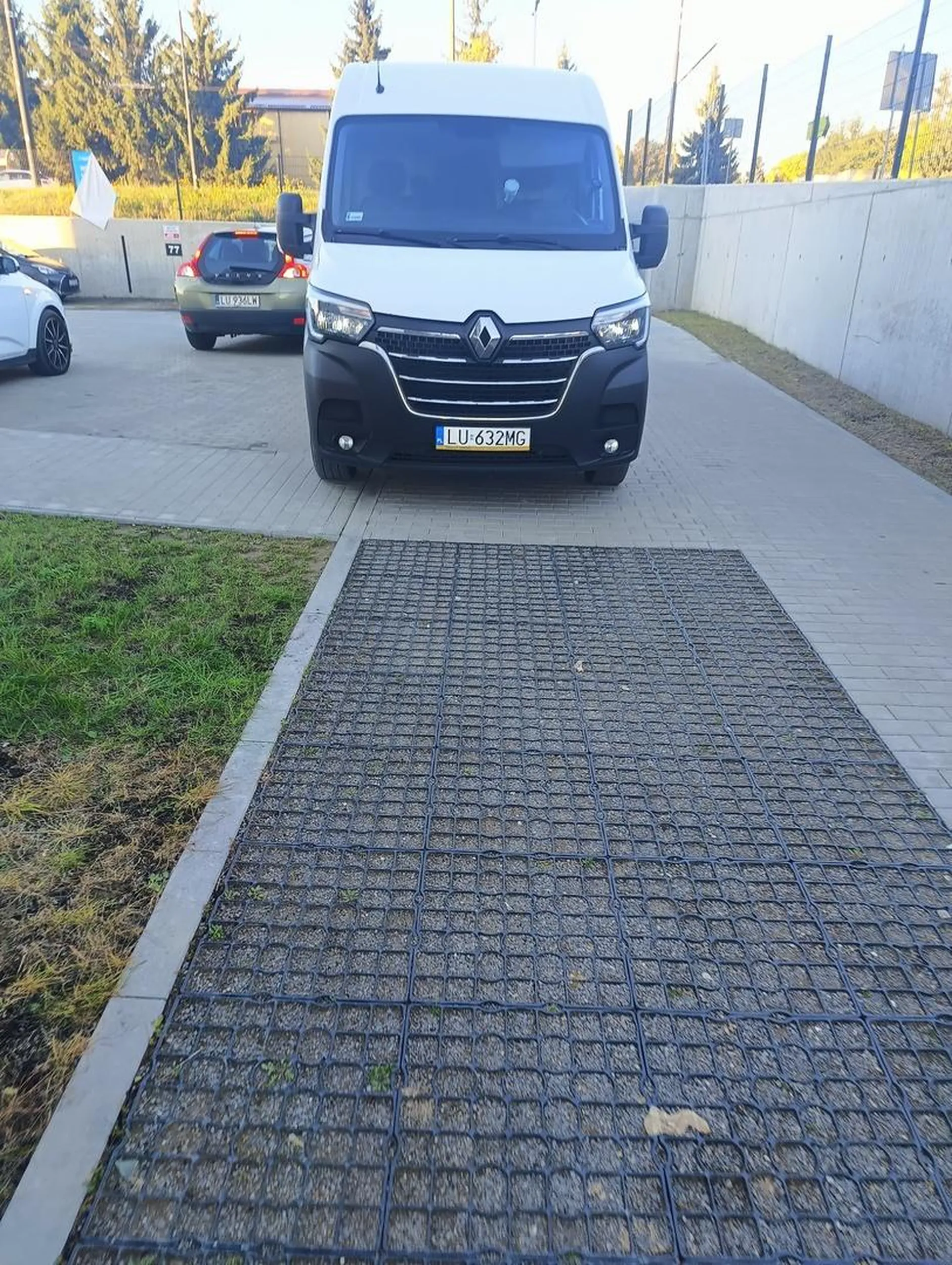 Notorycznie parkuje na drodze pożarowej, blokując przejazd.