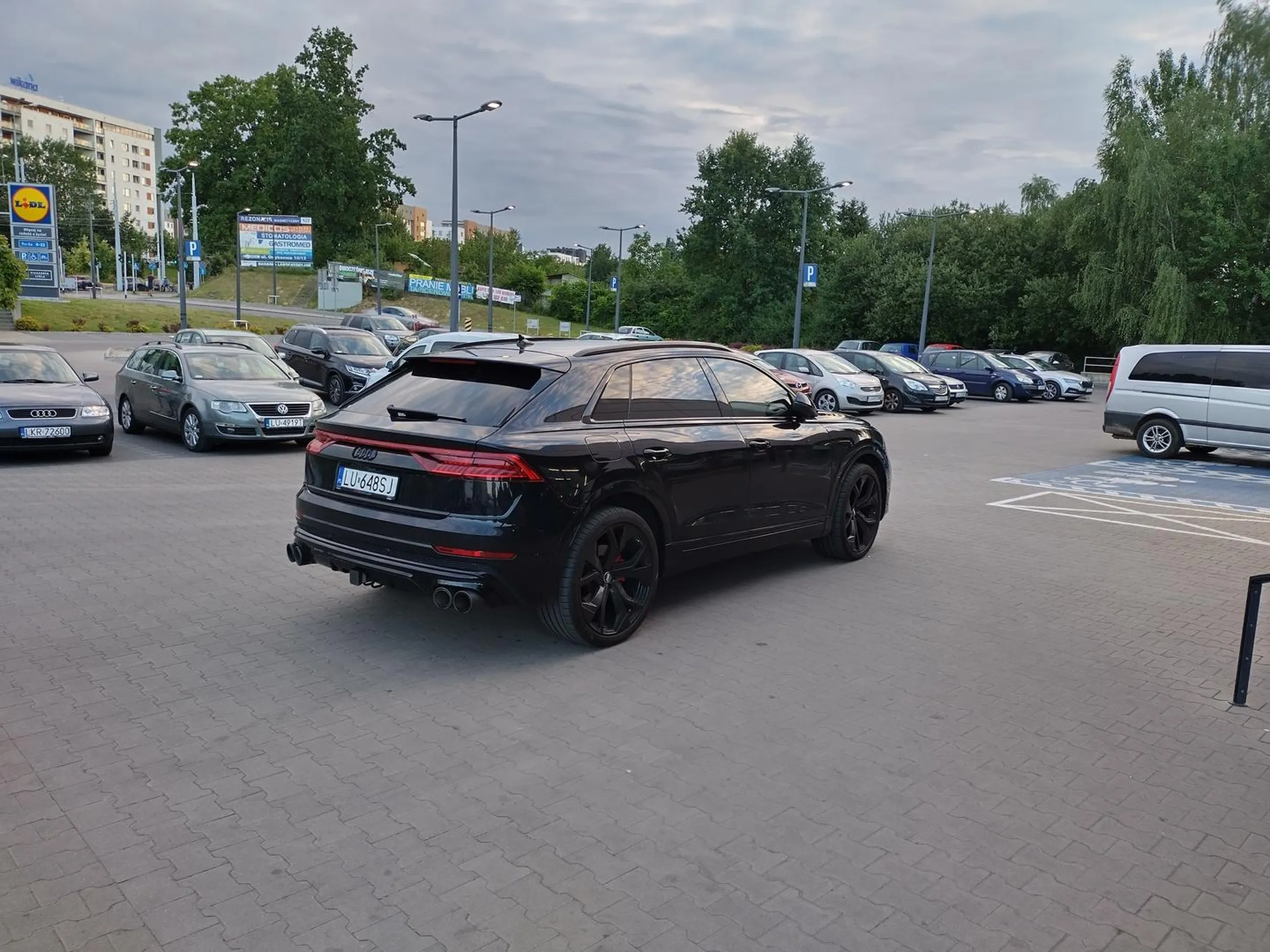 Kupił se ałdi i ma wszystkich w poważaniu. Pełno miejsca a Toto na samym środku. Jak żeś taki kozak to było do sklepu wjechać!!!?