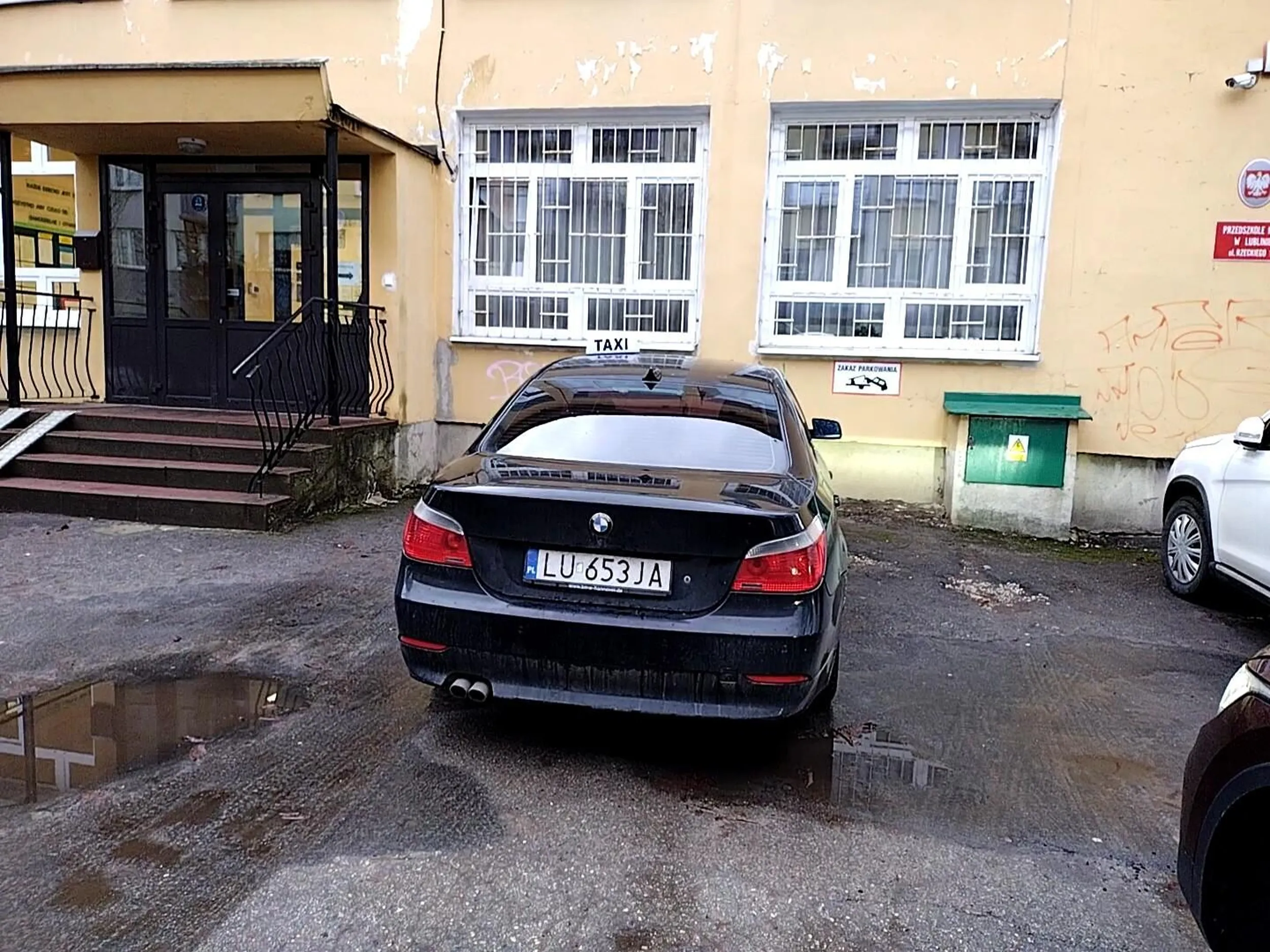 Trzy miejsca pod przedszkolem, a ta złotówa zaparkowała na dwóch miejscach!! Co za burak!!!