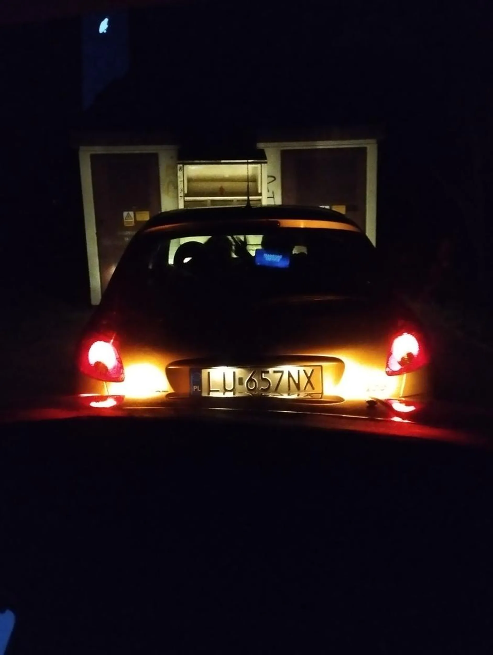 Kierowca zastawia wjazd i zamiast odjechac gra w team fight tactics