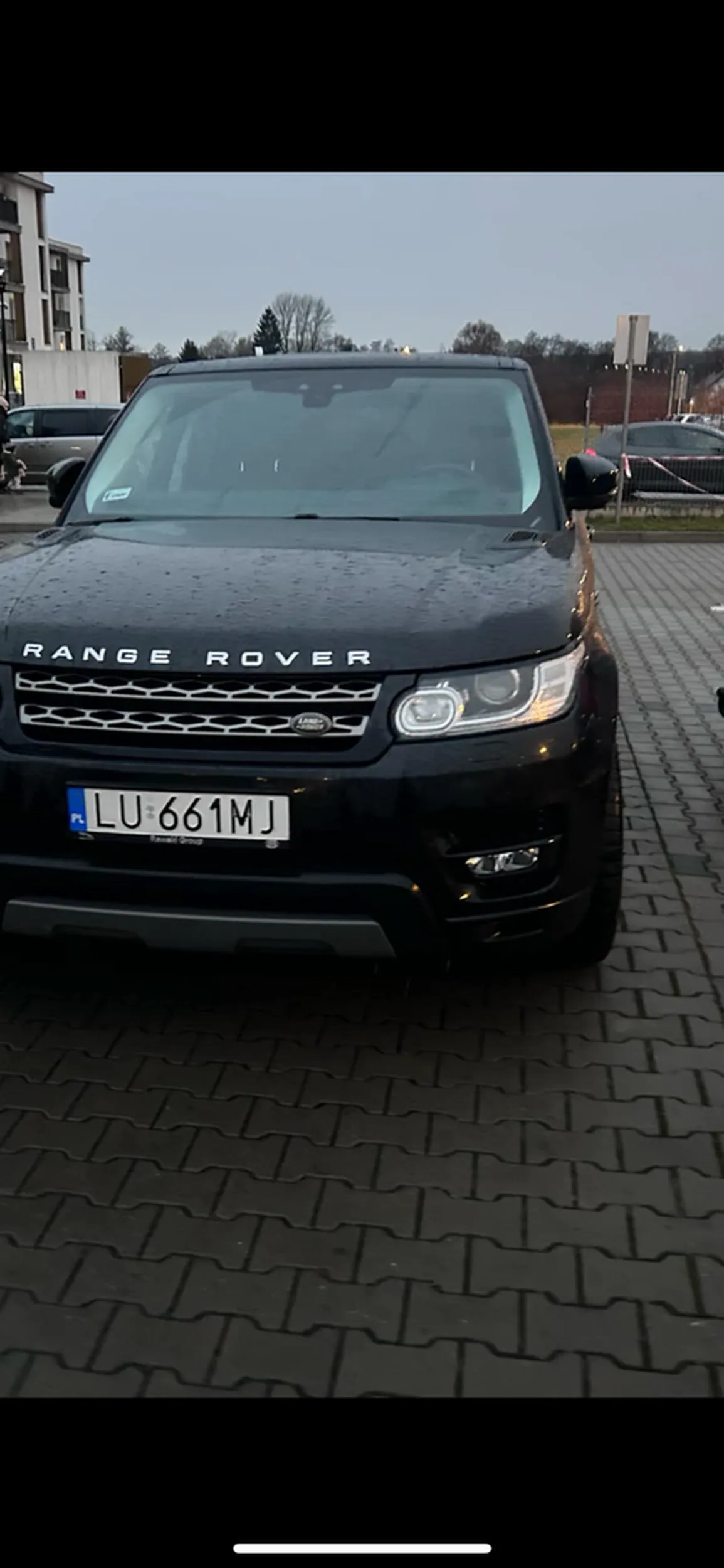 Agresywny i niezrównoważony chłop zastawia ludziom wyjazd z miejsc parkingowych po mimo że jest wolnych z 20 innych miejsc. Ewidentnie ma coś z głową. Uważać na tego osobnika bo wyskakuje z łapami.