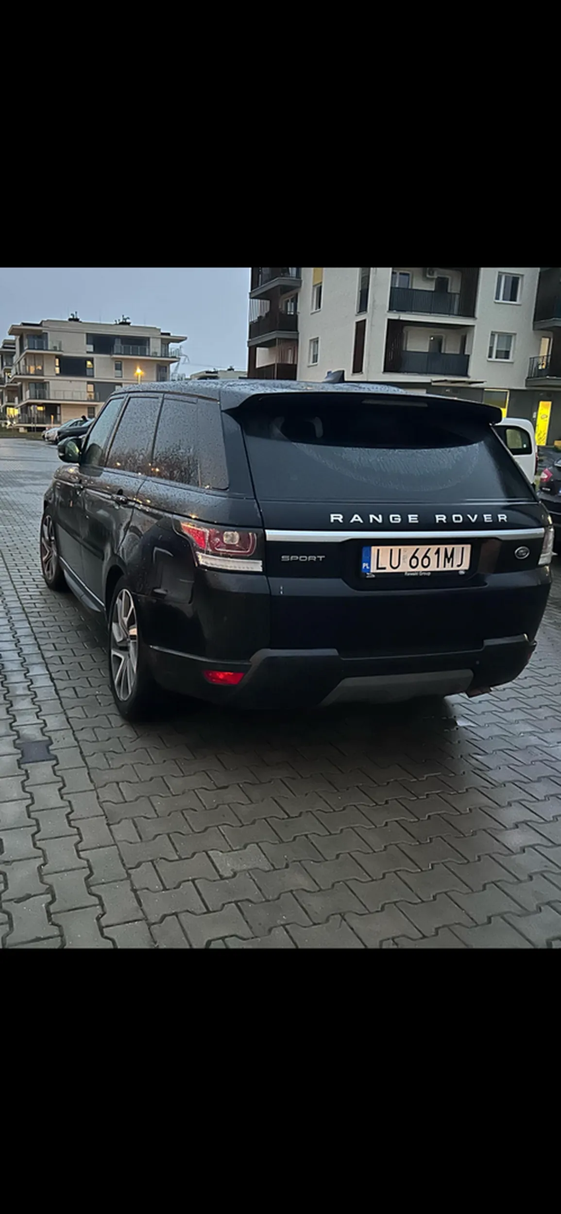 Agresywny i niezrównoważony chłop zastawia ludziom wyjazd z miejsc parkingowych po mimo że jest wolnych z 20 innych miejsc. Ewidentnie ma coś z głową. Uważać na tego osobnika bo wyskakuje z łapami.