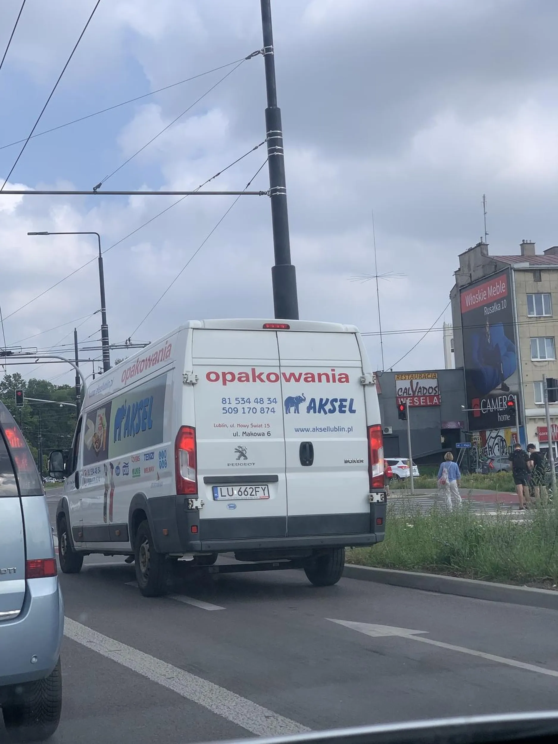 Najpierw wymusza i pakuje się tuż przed maskę a później stoi i wyrzuca pety przez szybę...