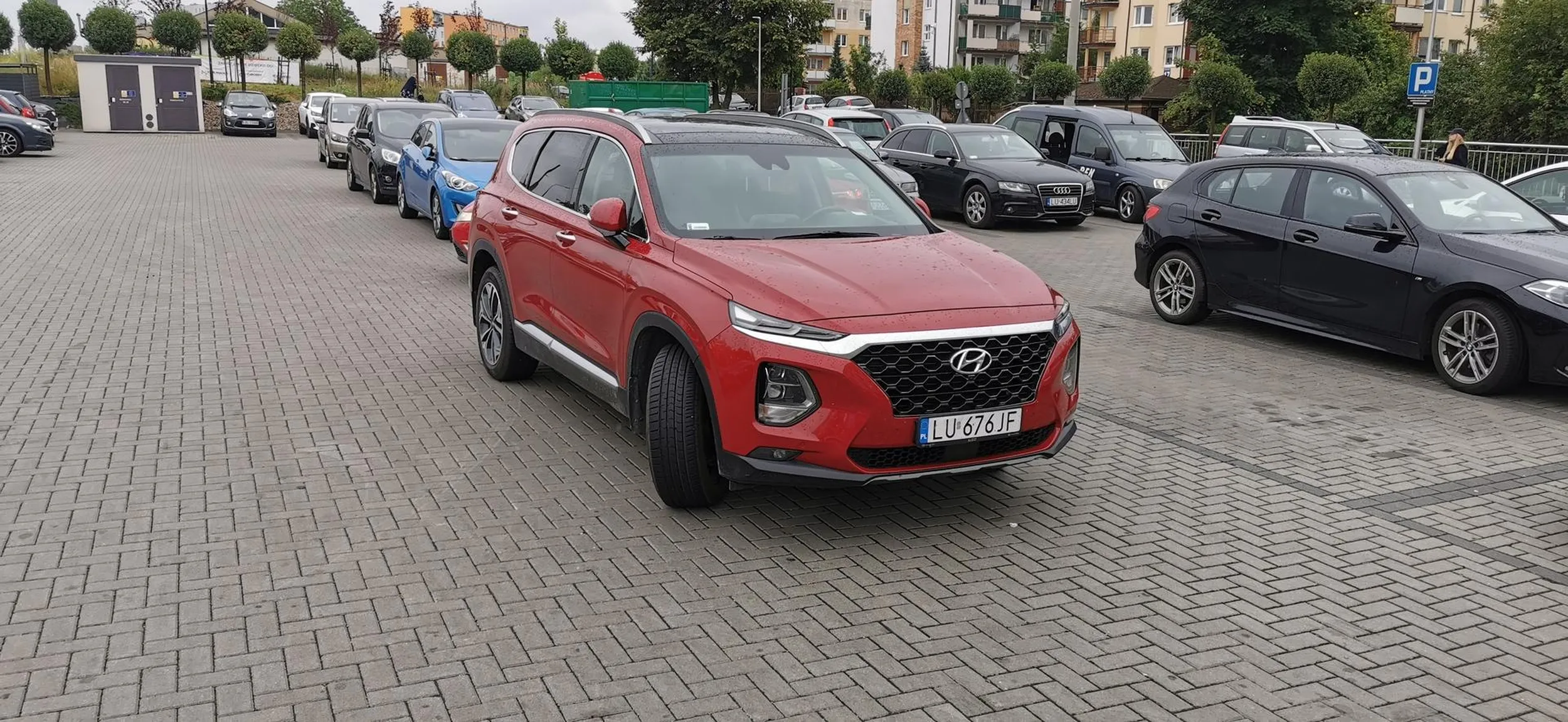 Zaparkowany na środku. Zero pomyślunku. Zablokował przejazd.