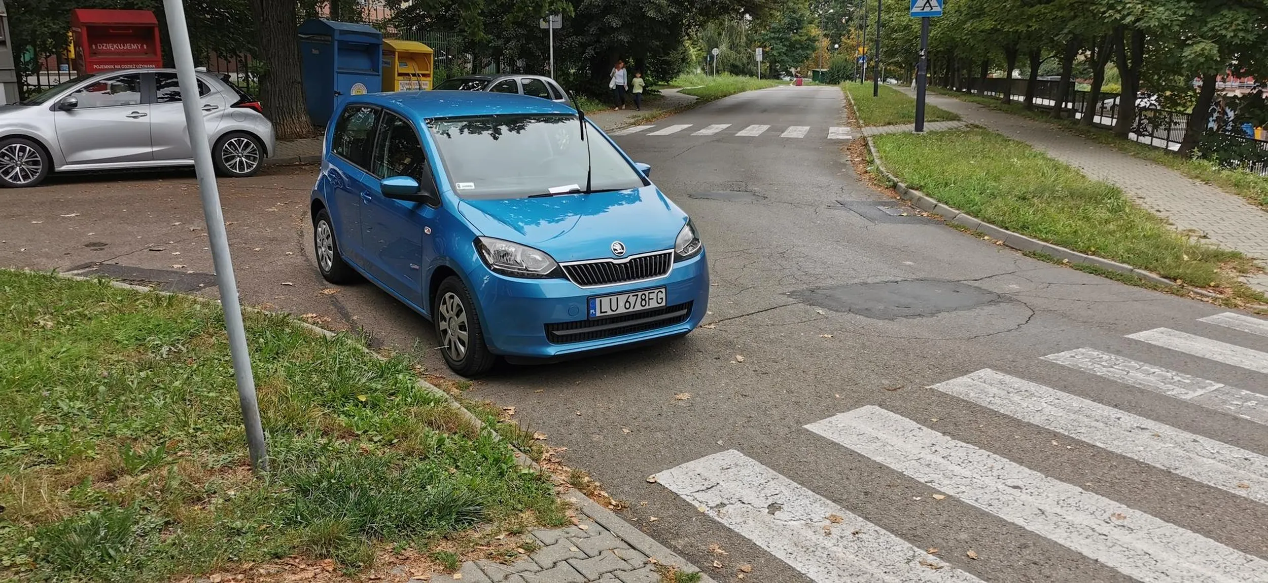 Nie dość że przed przejściem to jeszcze na skrzyżowaniu. Naprawdę trzeba być idiotą żeby zrobić sobie takie miejsce do parkowania.