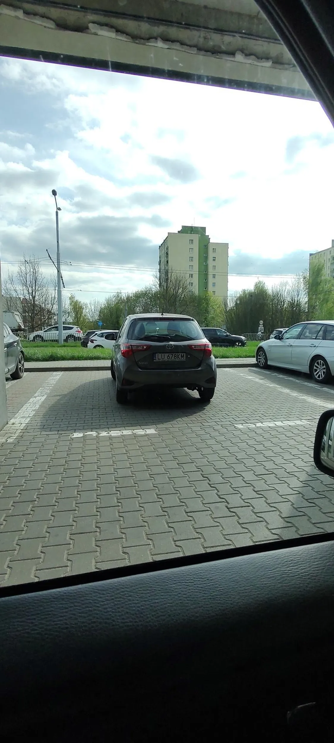 zeby yariska dwa miejsca parkingowe zajac to trzeba miec talent, brawa.