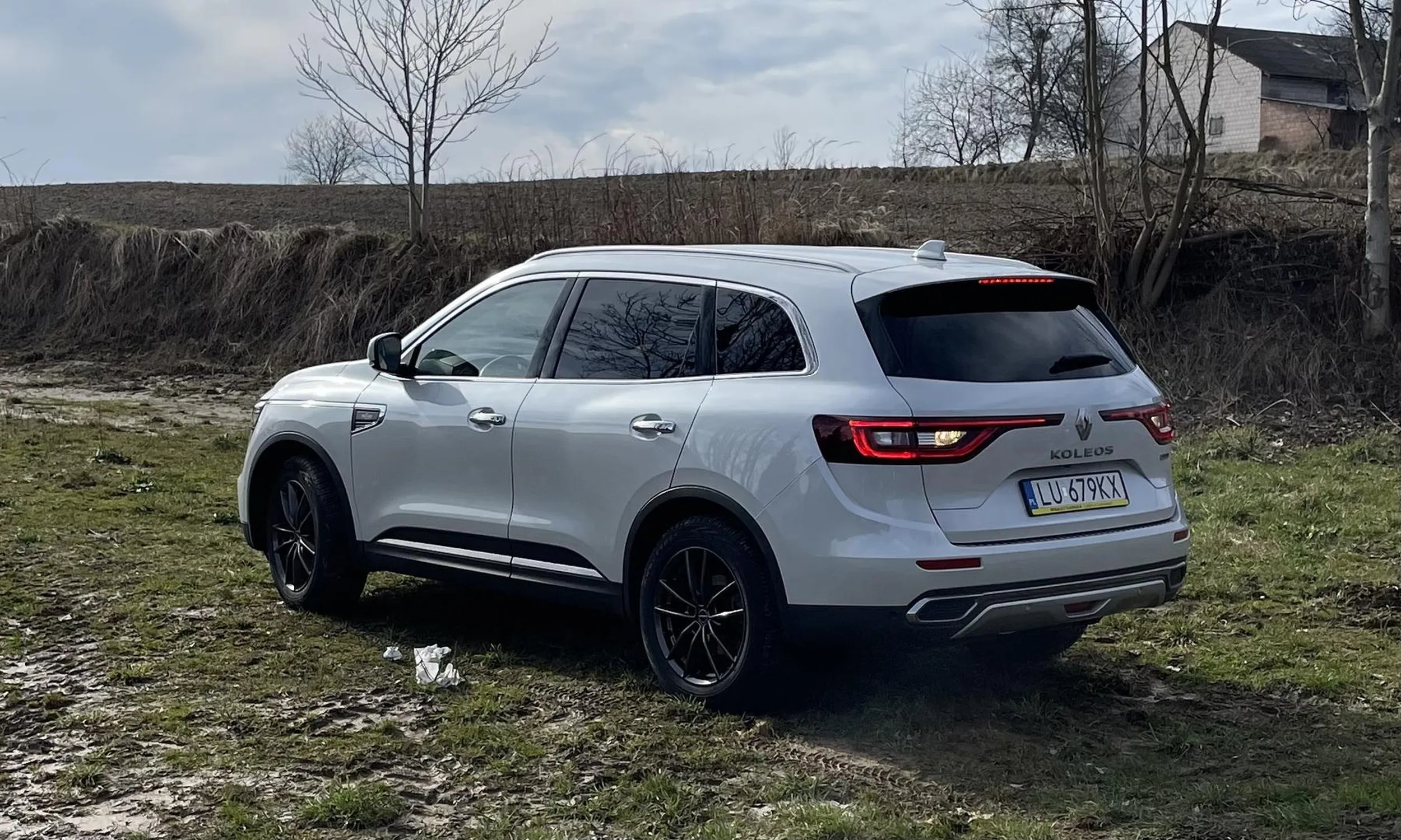 Śmieciarz. Pod domem sobie rób syf, a nie u kogoś.