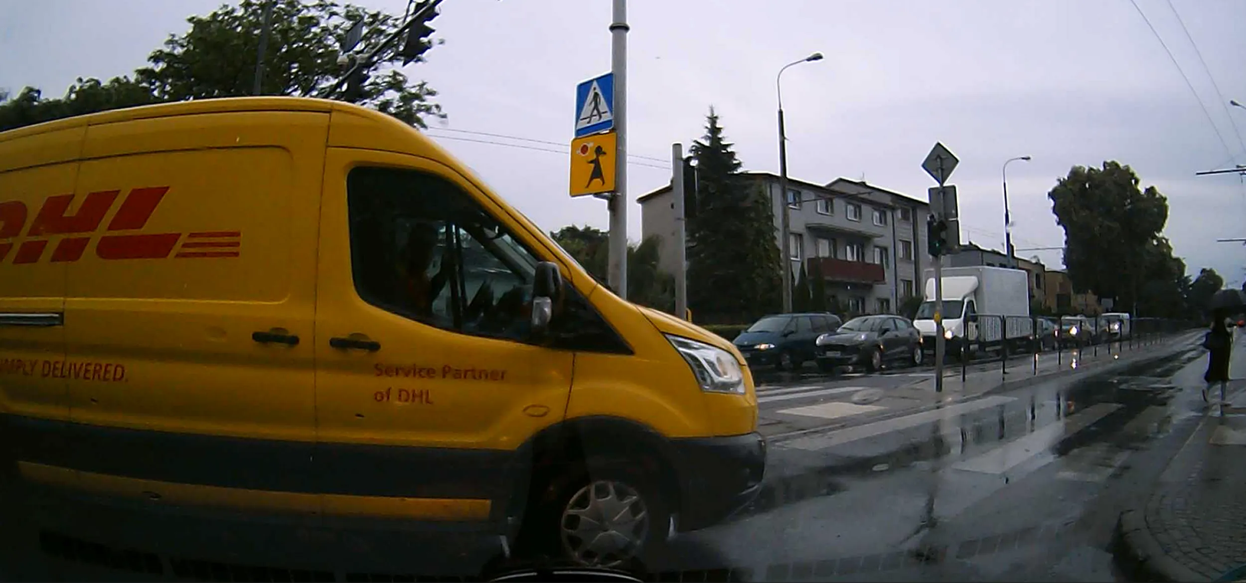 13.06.2024 przed 8 rano ten śmieć wymusił z premedytacją pierwszeństwo i jeszcze się coś rzucał w środku zamiast jechać