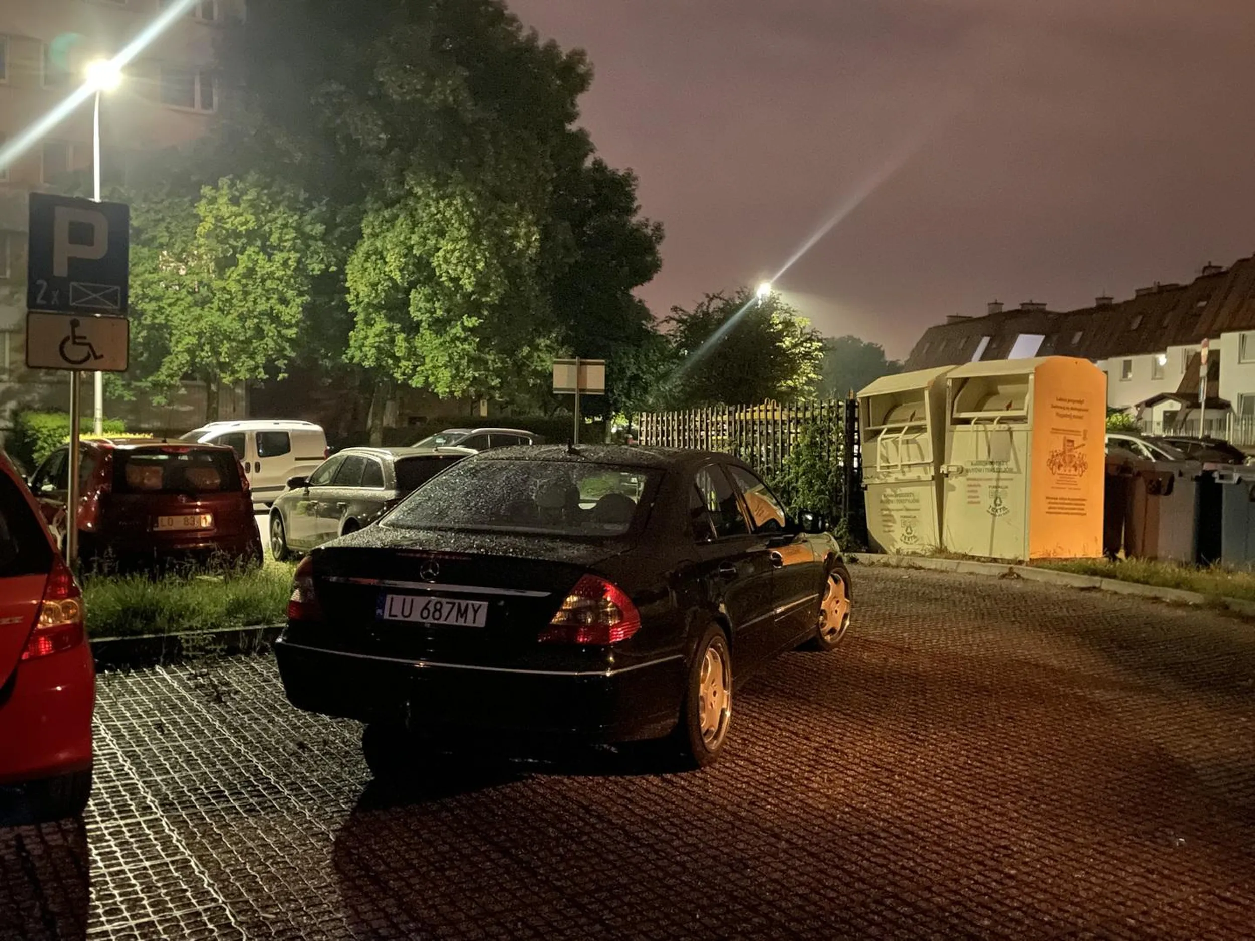 Inwalida chyba umysłowy. Nie dość ze blokuje wyjazd, to karty za szybą oczywiście nie ma