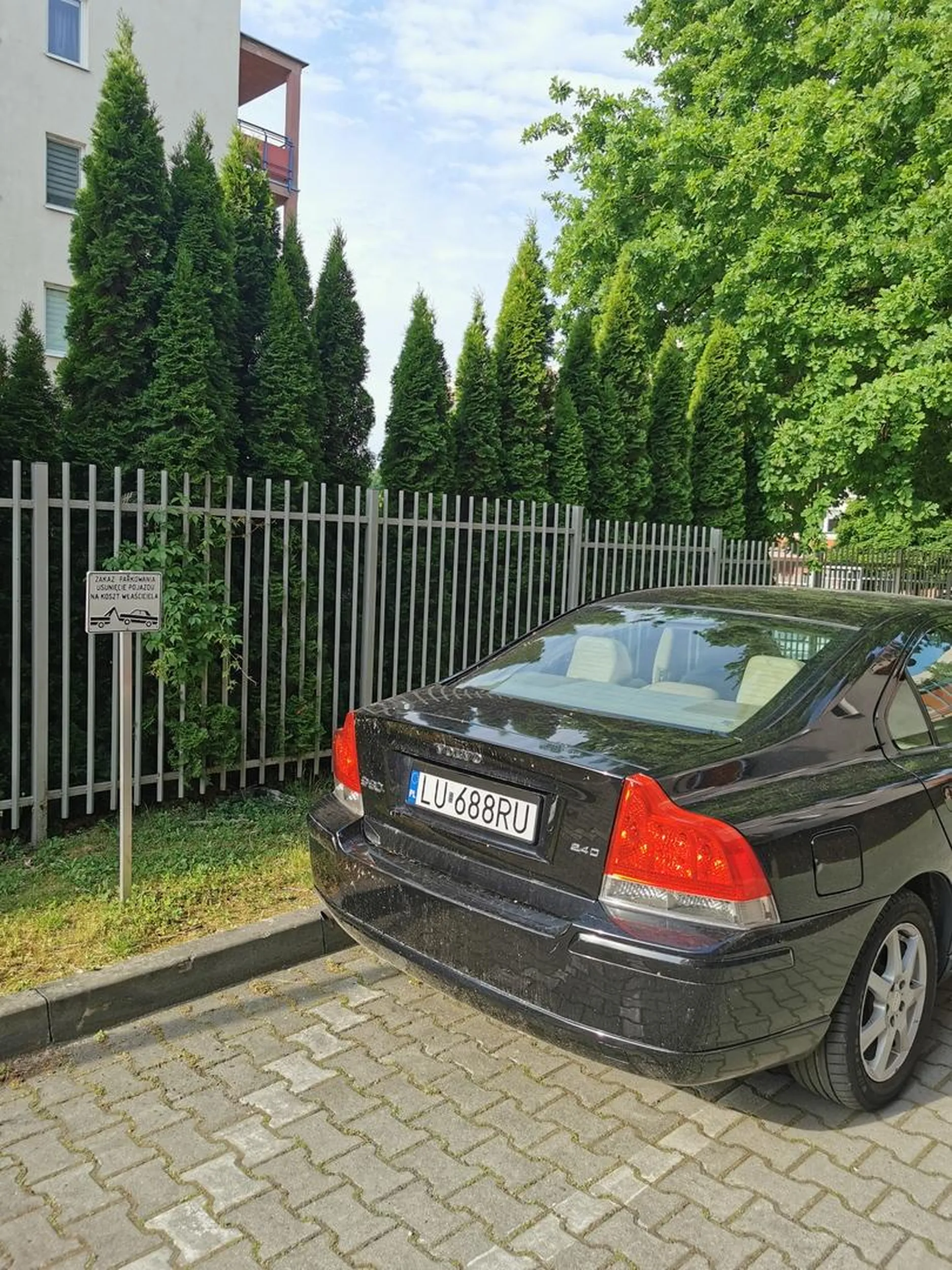 Zastawić wjazd do garażu pomimo tabliczki i wyrysowanych pasów.. Przydałoby się ruszyć głową czasem.