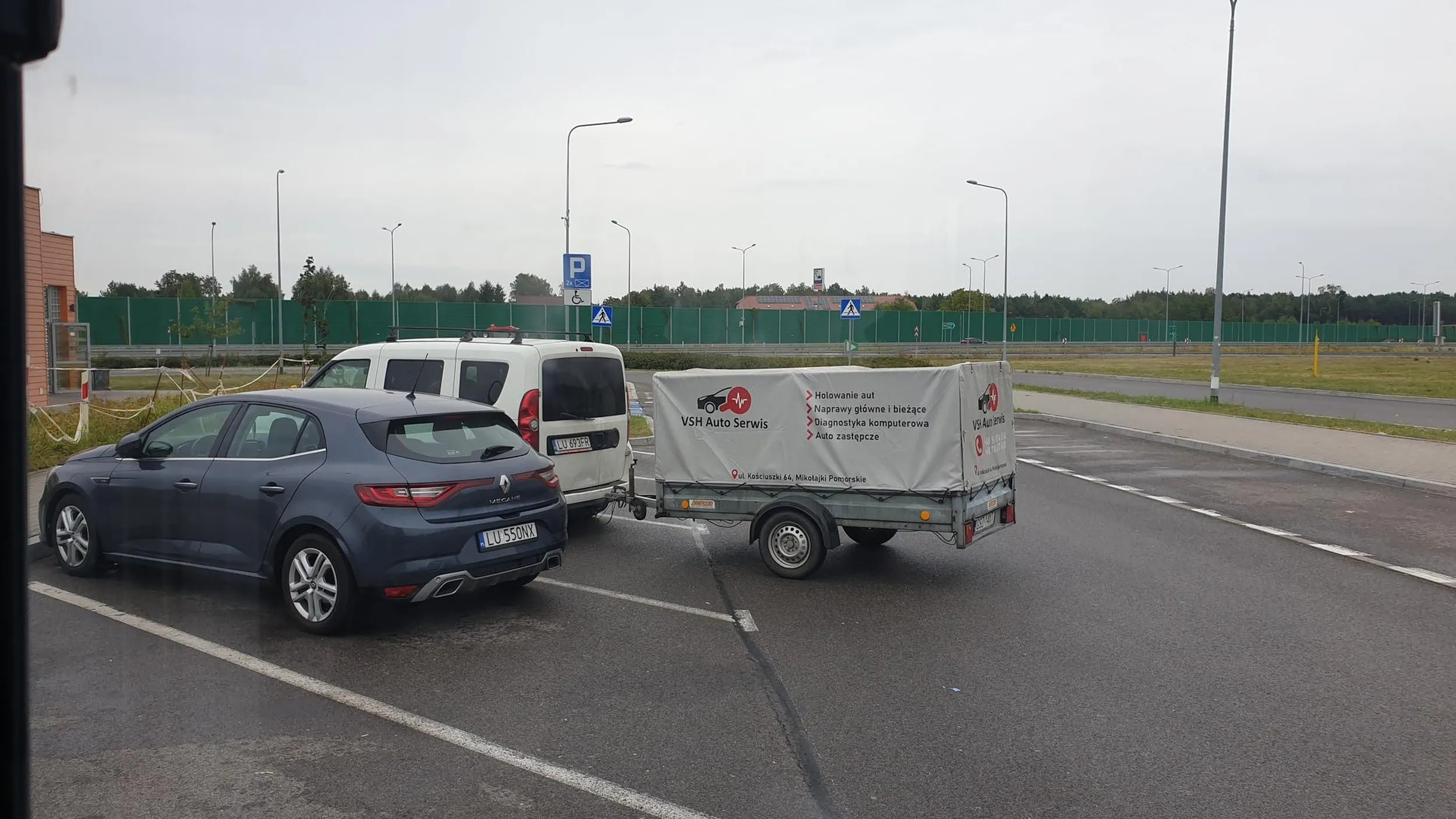 Po prostu mistrz parkowania z przyczepą