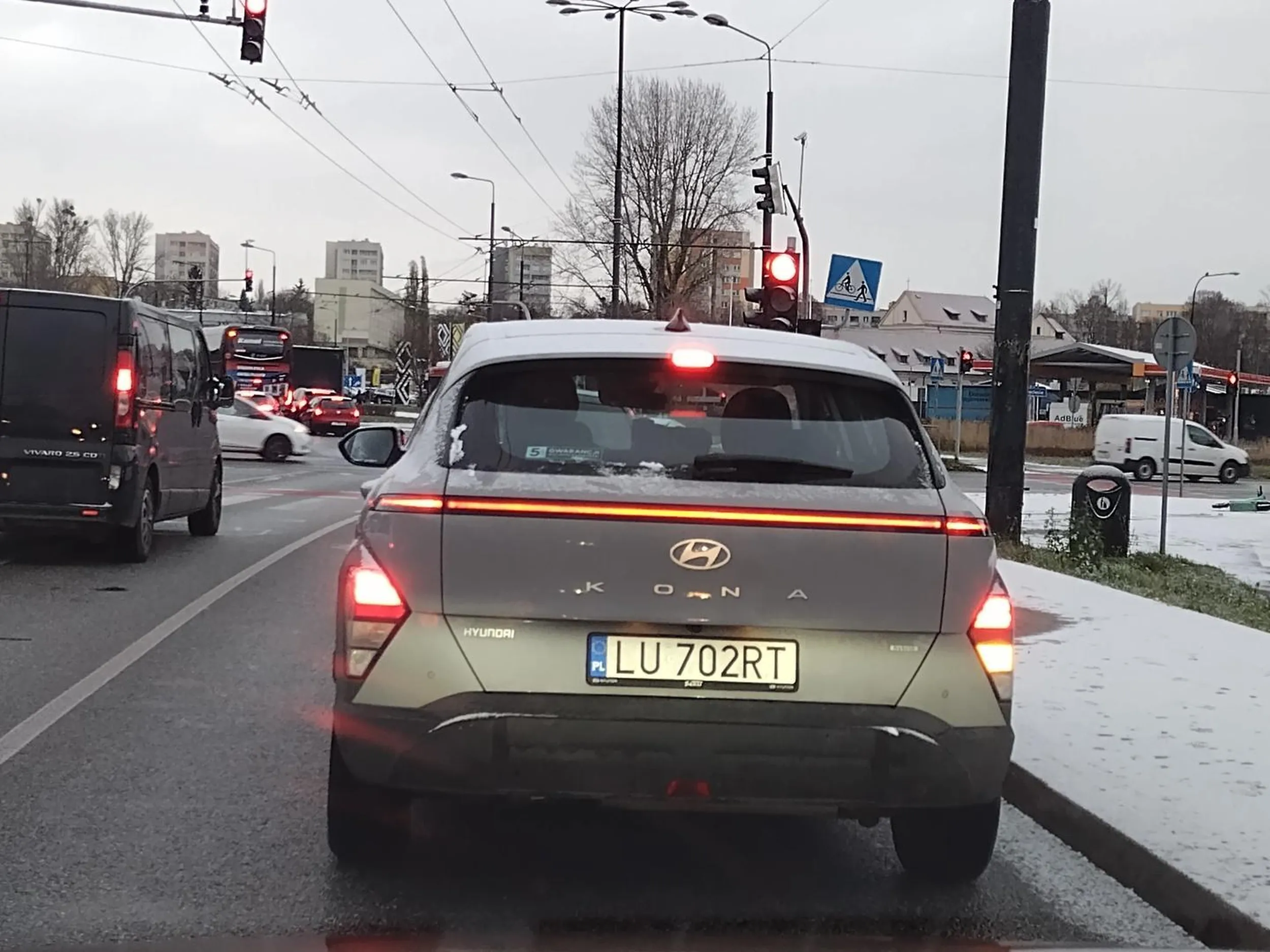 Kierujący tym jakże pięknym autem, potrafi tylko wciskać gaz do podłogi. Kultury brak, znaki prędkości nie dla niego!!! Kultury zero!!!