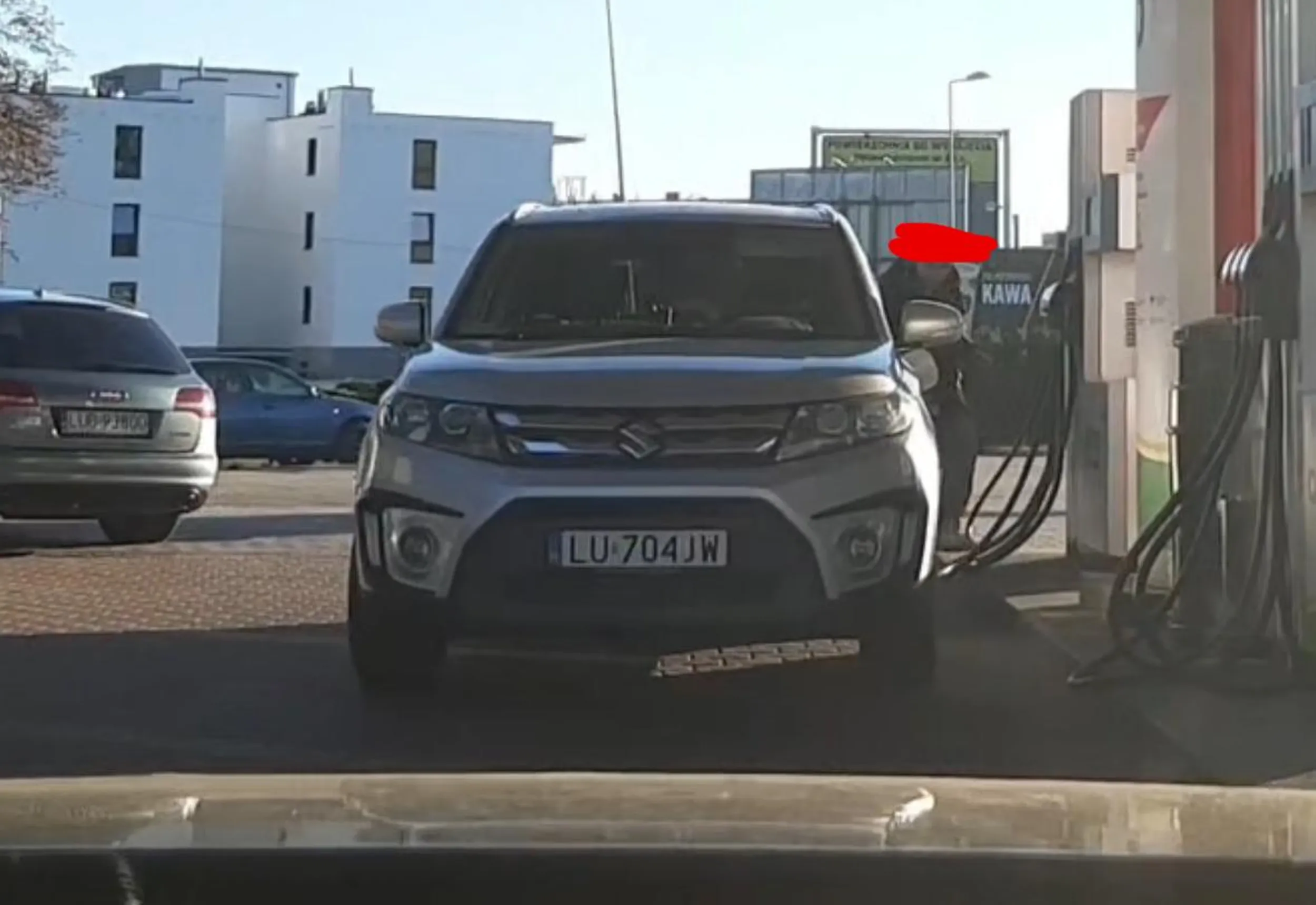 Babka wjeżdża na stację pod prąd blokując dwa stanowiska po wszystkim zamiast wycofać przejeżdża po schodach prowadzących na stację w dodatku Macha rękami mając pretensje.