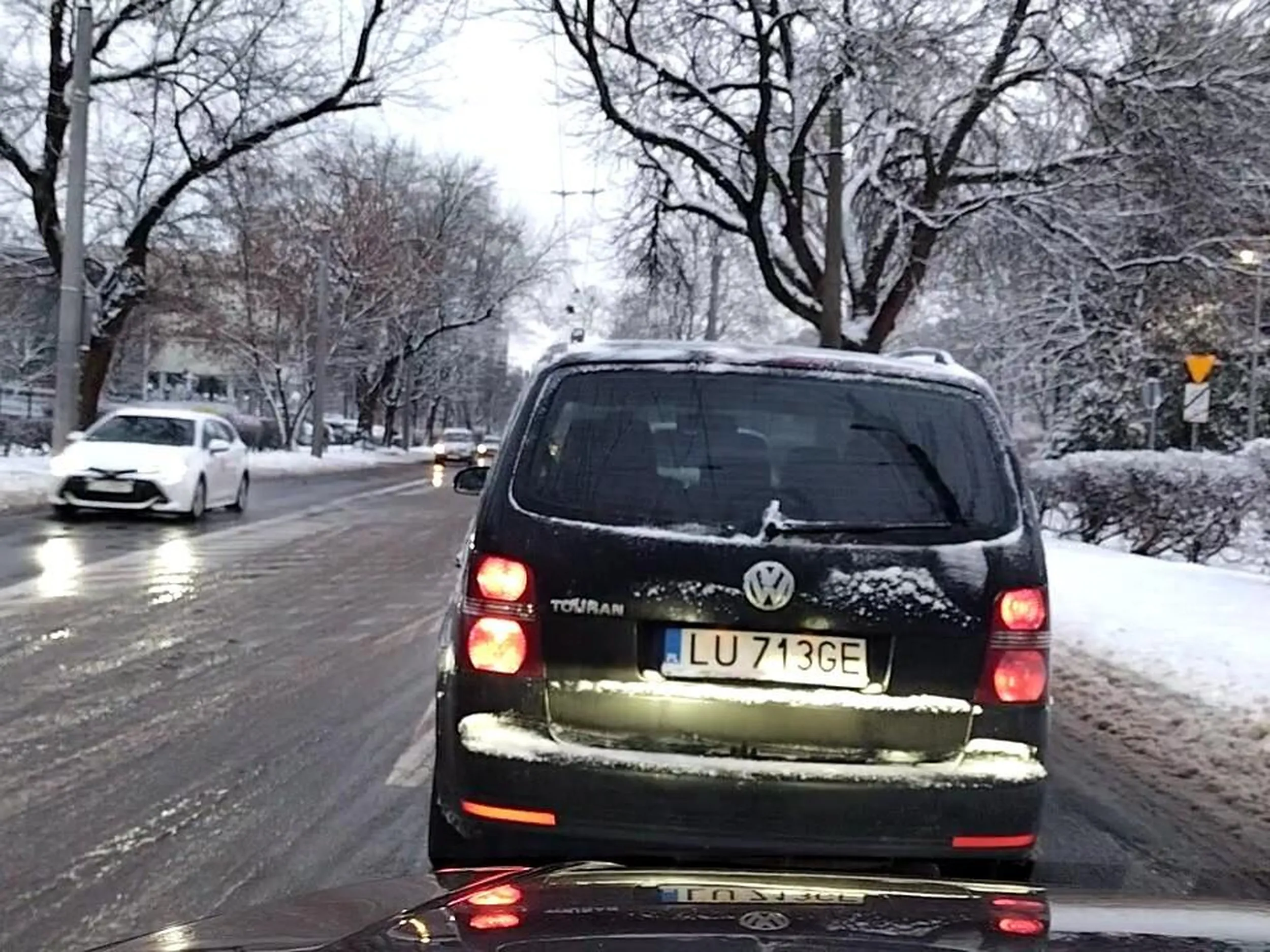 Ten oto kierowca tego rdzewiaka, nie ogarnął kodeksu drogowego. Jazda na suwak na zwężeniu dla niego nie ogarnięta. Każdy zasadę stosuje a ten dziad nie. Tak się trzyma zderzaka tylko po to by nie wpuścić nikogo przed siebie. Żałosny typ!!! Musi być gnębiony w życiu.