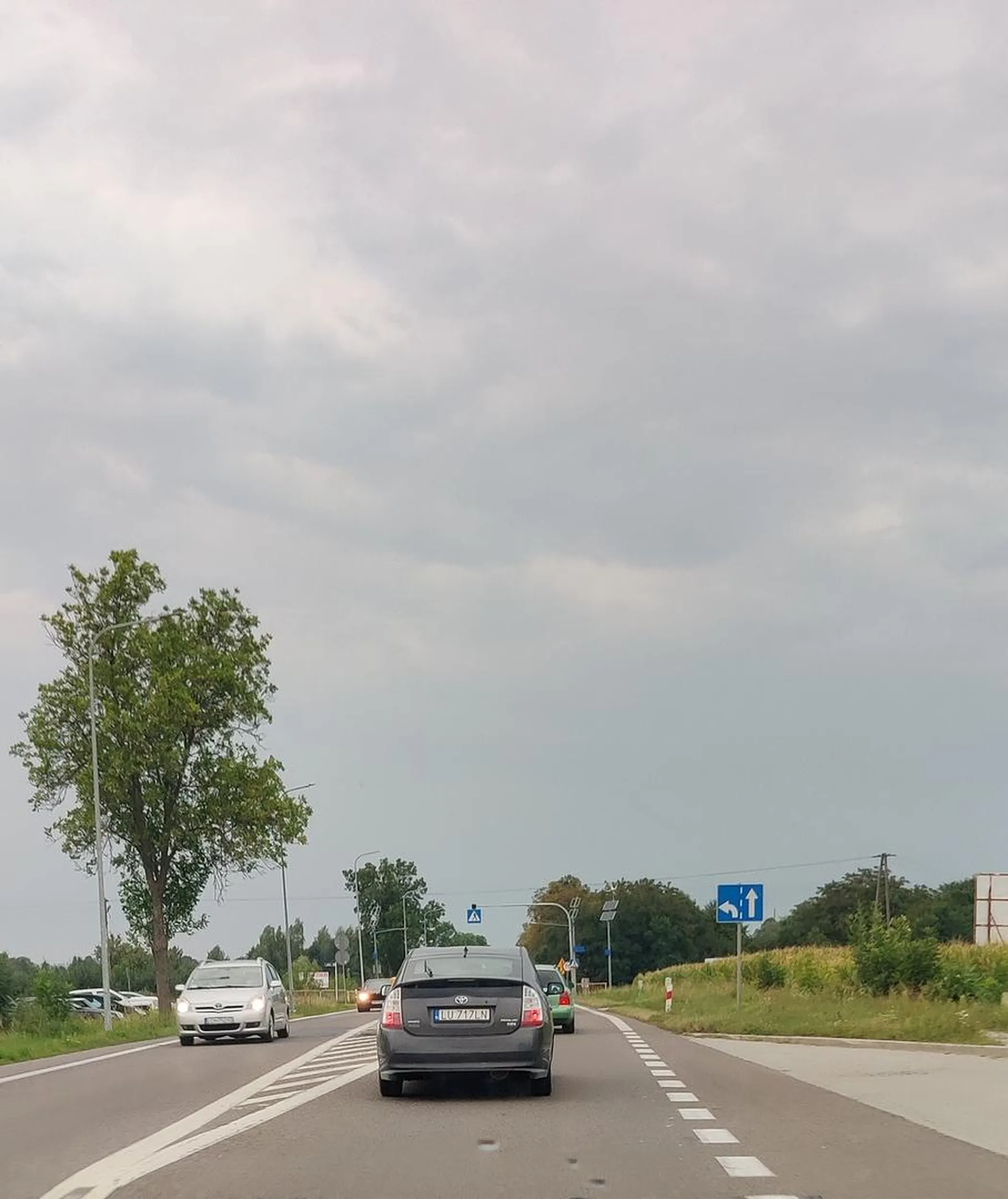 Jezdzi na zderzaku, wyprzedza w niedozwolonych miejscach, sprawia zagrożenia.