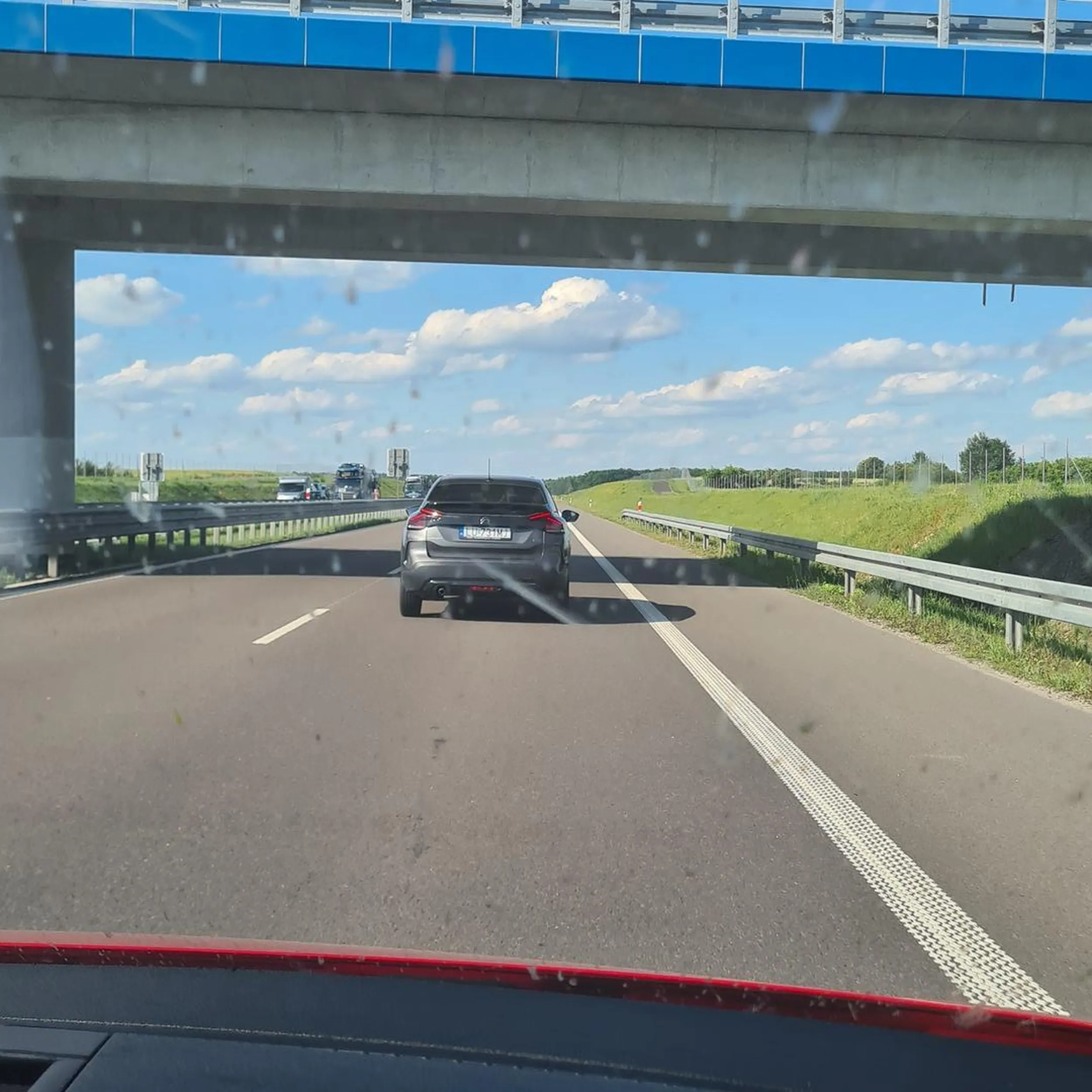 Cwaniak z Lublina zajeżdża droga pokazuje palec śmieje się ale na parking zjechać nie chce,taki kozak z bańką w nosie,kiedyś się spotkamy w Lublinie