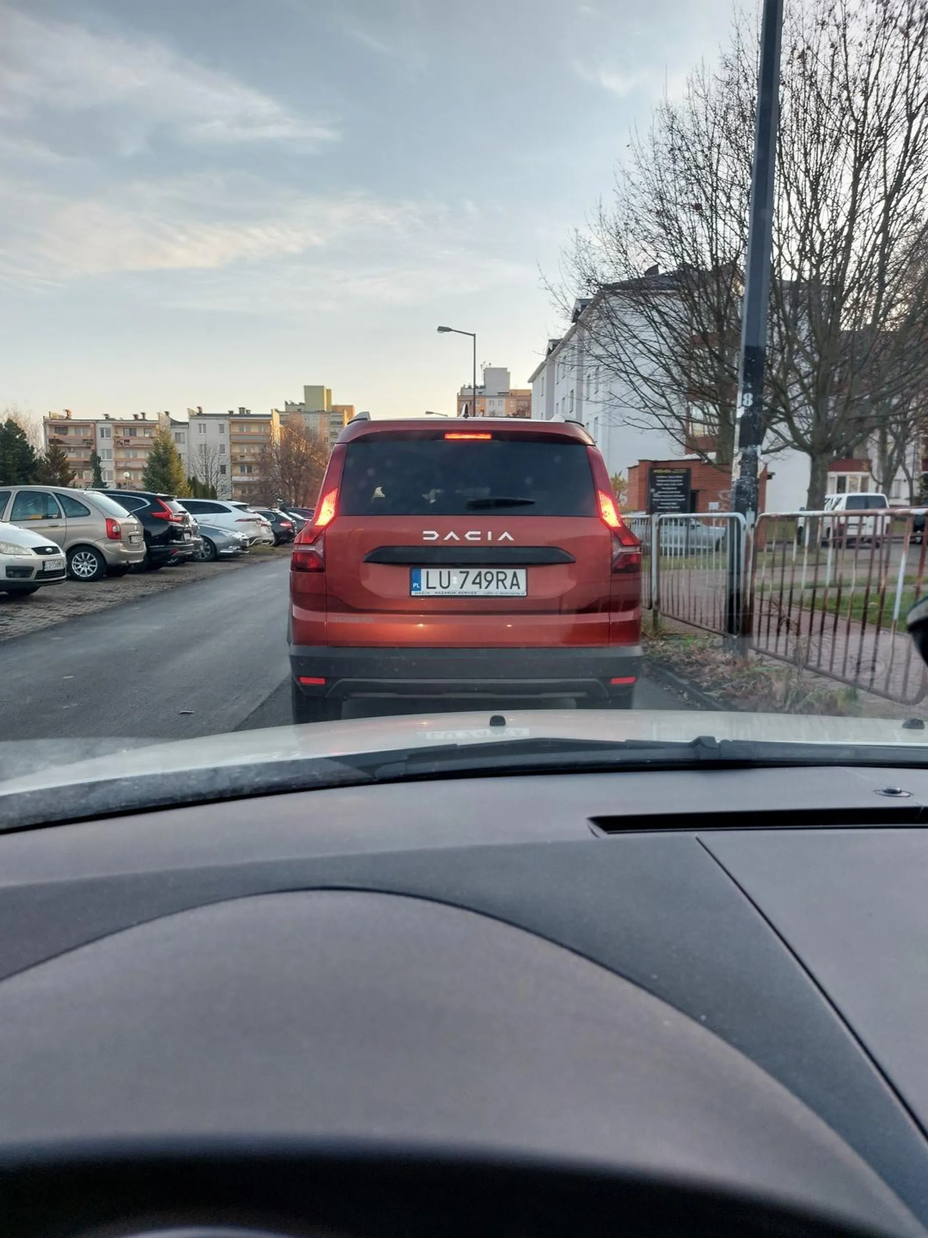 Kierowca na środku osiedlowego skrzyżowania zatrzymał samochód z którego wysadzał dziecko, wyjmował mu hulajnogę z bagażnika po czym wsiadł i zatamował ruch na skrzyżowaniu żeby jego bąbelek przeszedł dookoła, potem przez przejście i bezpiecznie wszedł do szkoły. Jakby mógł to wjechałby pod salę lekcyjną swojego "maluszka" albo u zaparkował przy ławce żeby dzieciaczkowi nóżki się nie zmęczyły. Całą sytuację widział również pan przepuszczający dzieci na przejściu przy szkole. Sytuacja z ul. Bursztynowej.