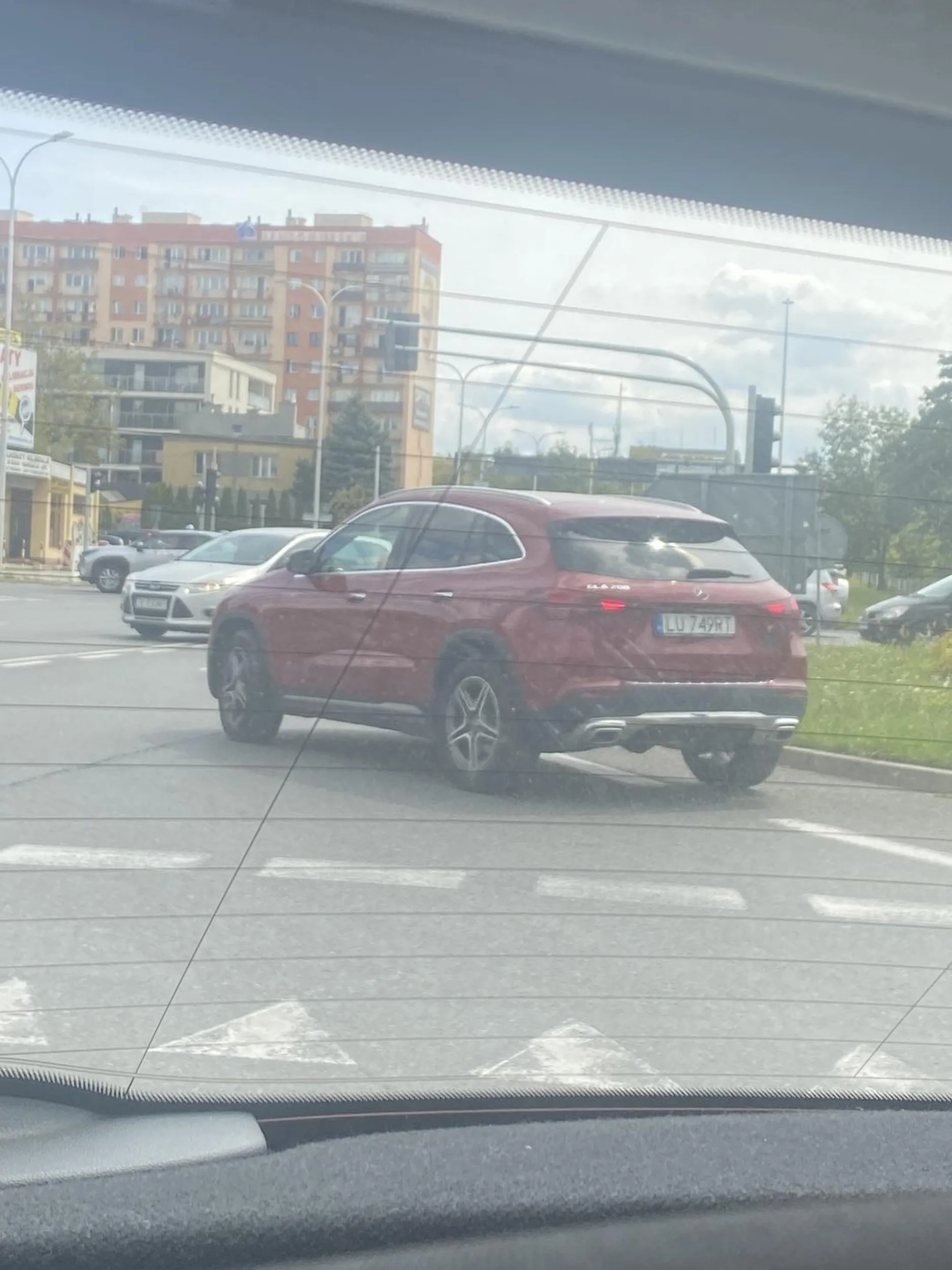 Gratuluję jazdy pod prąd na rondzie w Kielcach oraz zablokowania ruchu na sąsiadujących ulicach! Dzięki Tobie mógł zostać spowodowany poważny wypadek!!!