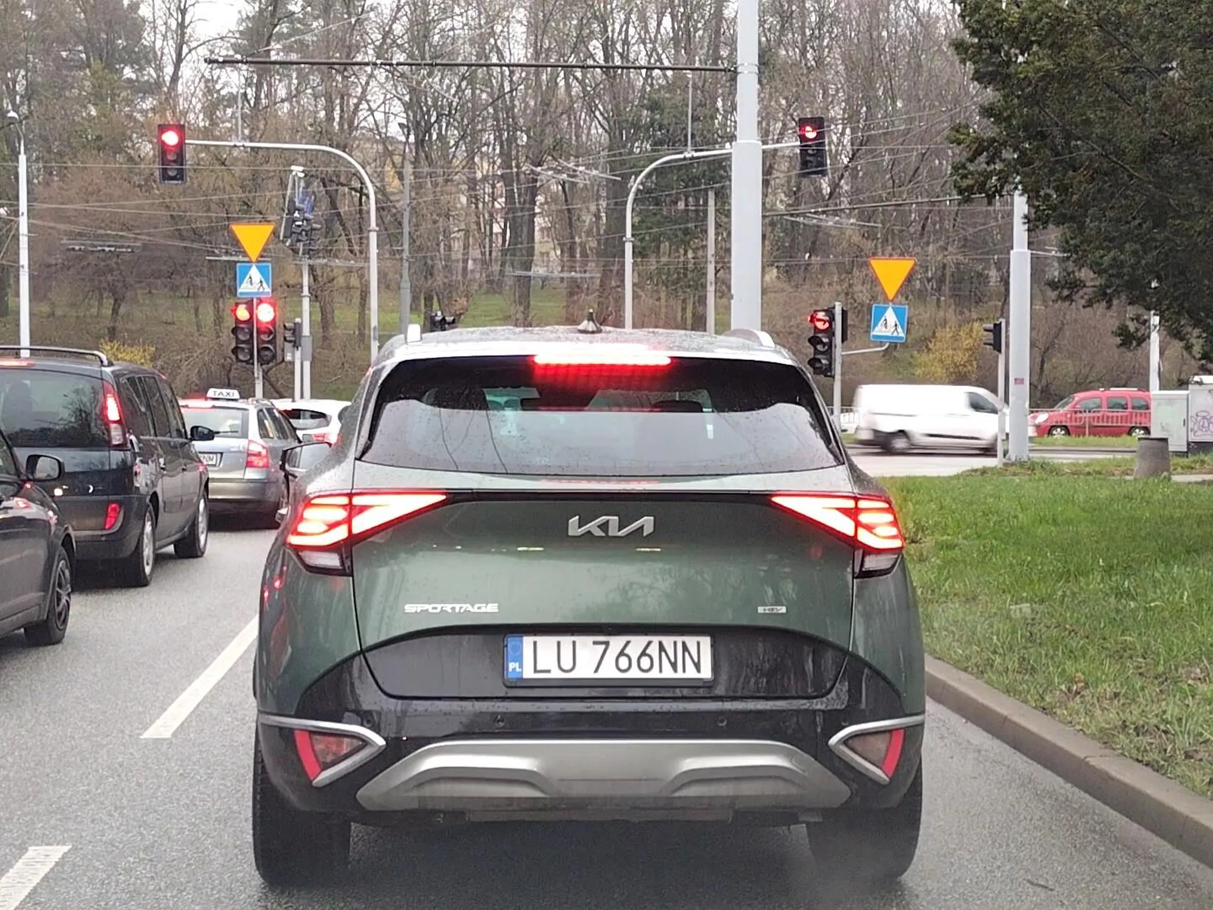 Dzisiaj ten kierowca na zwężeniu drogi tak chciał być chamem i był. Nie wpuścił nikogo i z tej chamskiej postawy nie ustąpił pierwszeństwa pieszym!!!! Co za ćwok!!!!