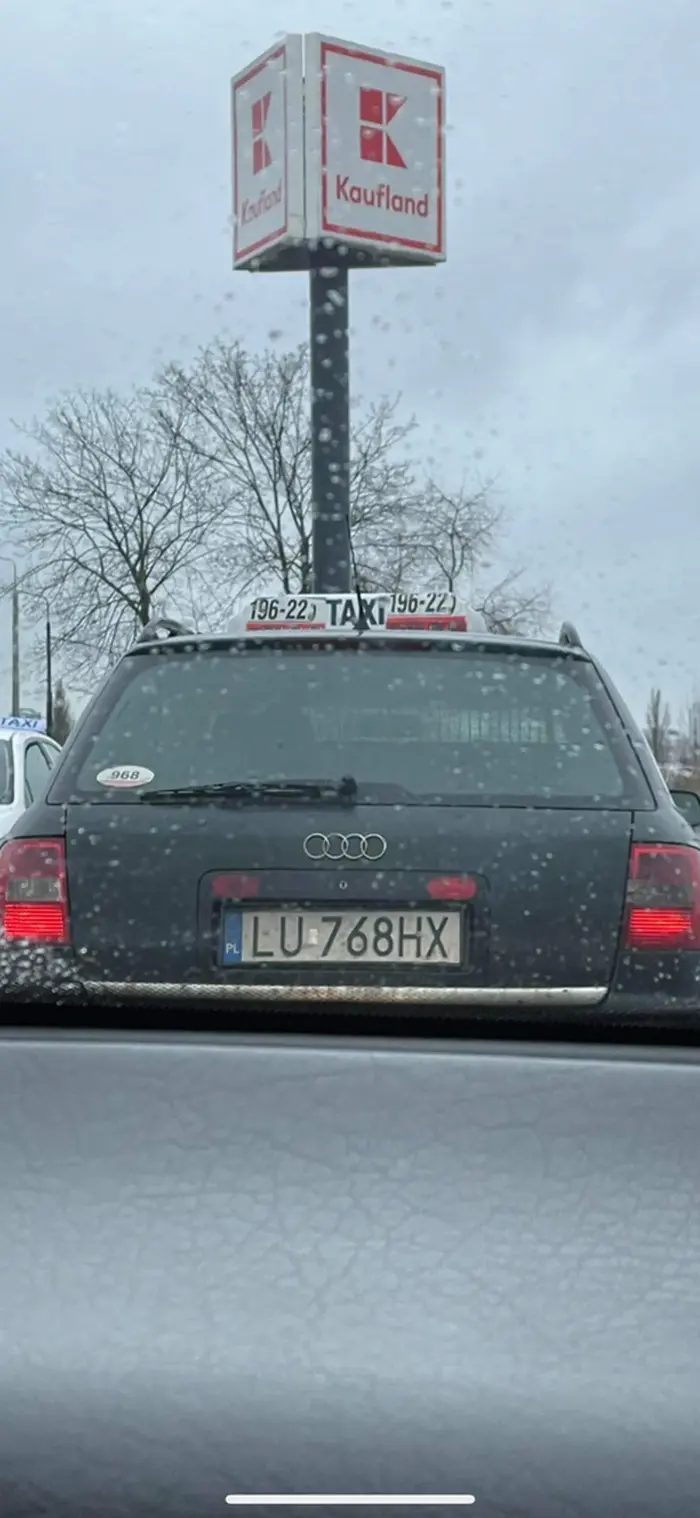 Taksówkarz blokuje ruch, robi dziwne manewry i zatrzymuje się nagle na środku drogi.