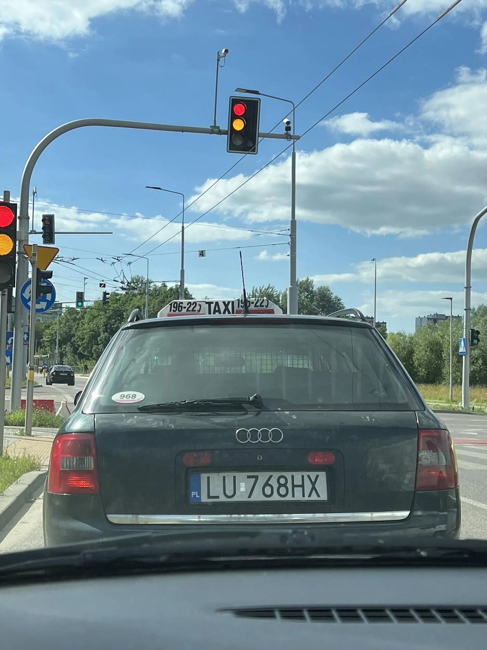 Złotówiarzu stary, widać po tej twojej karocy że trochę już jeździsz, to naucz się jeszcze różnicy między drogą z pierwszeństwem a ustąp pierwszeństwa, bo kiedyś polecą ci po ubezpieczeniu.