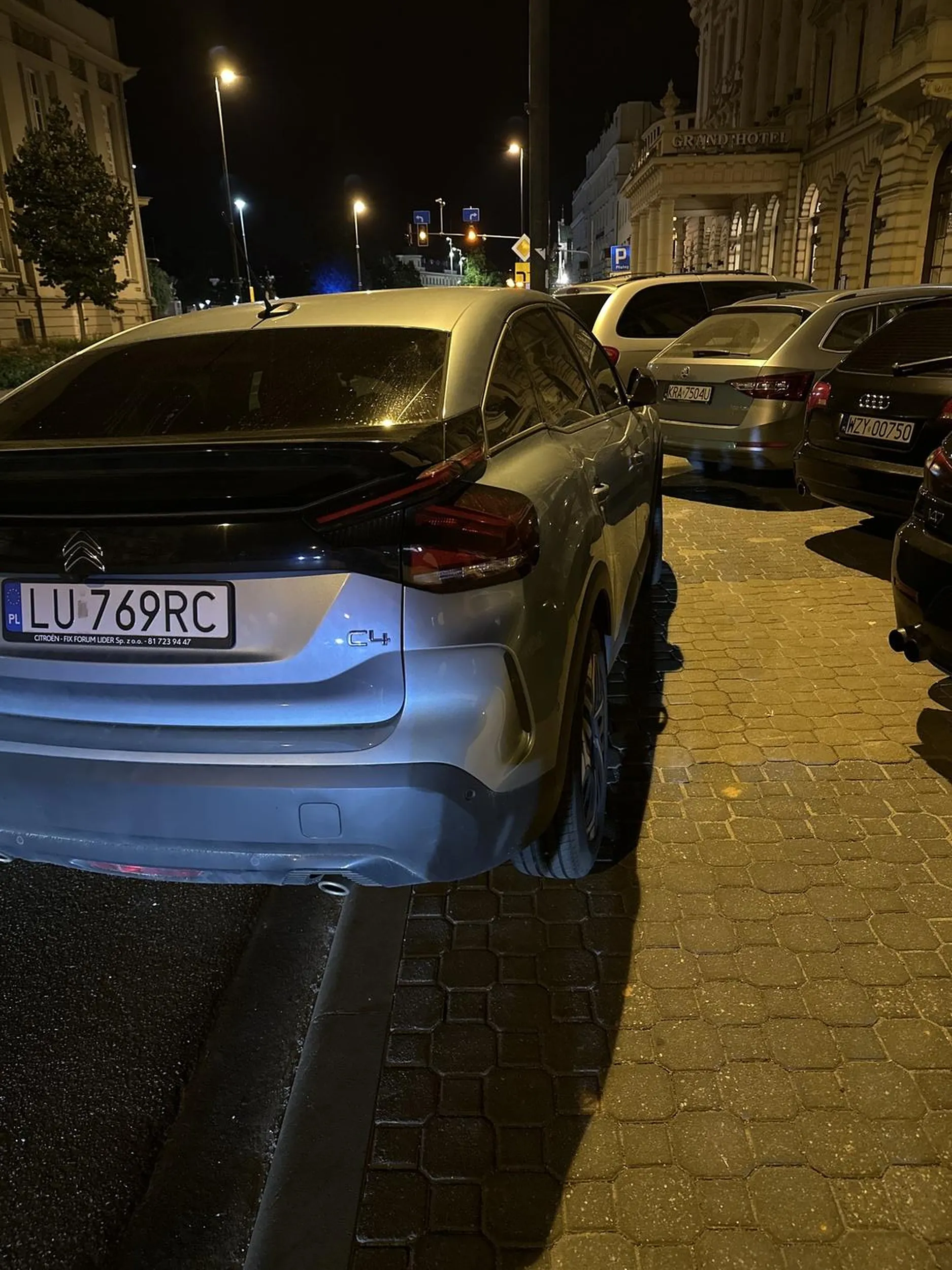 Mistrz parkowania, zablokował wyjazd z parkingu.