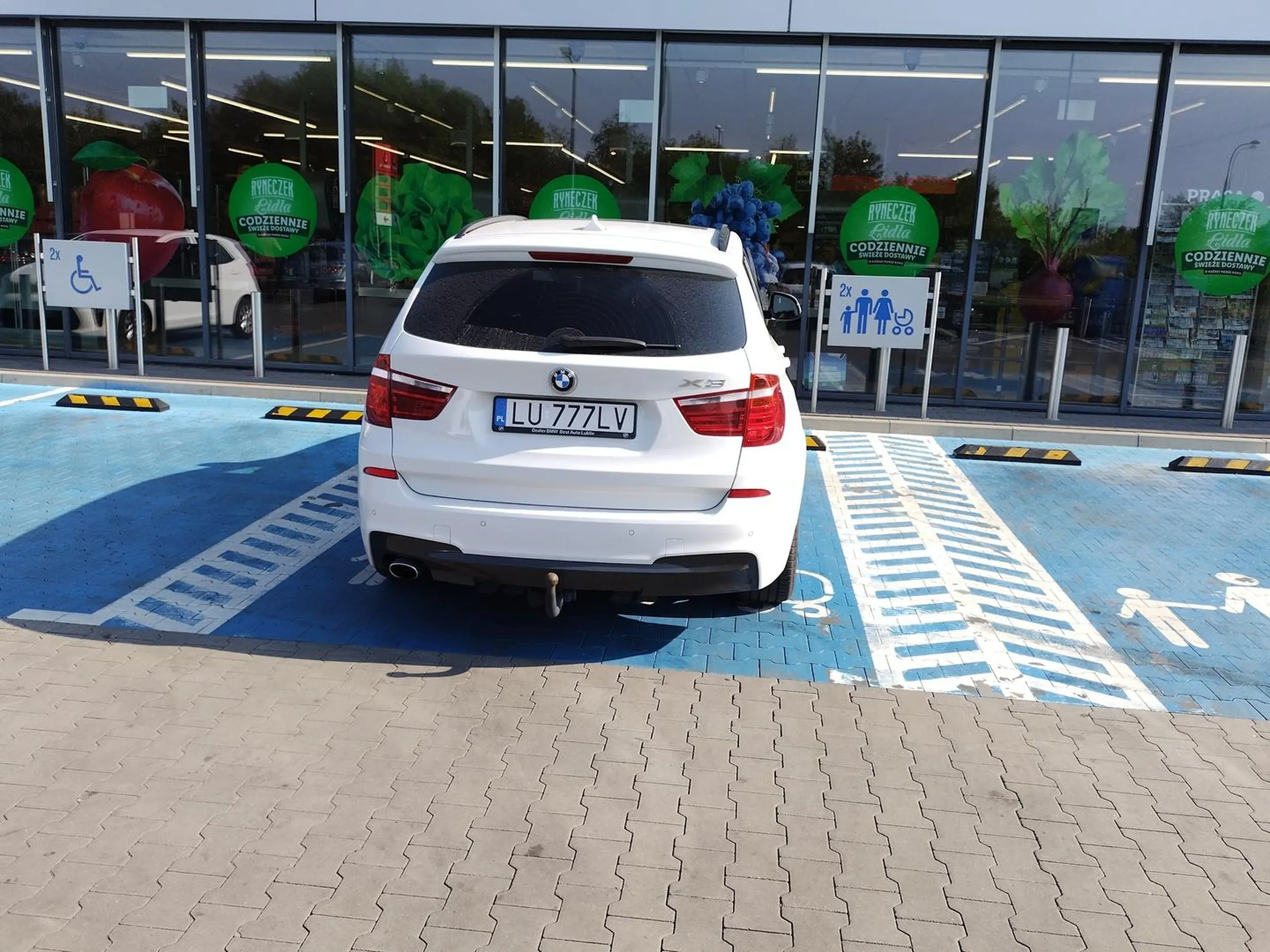 Oczywiście jaśnie Państwo bez dzieci, ale na miejscu dla osób z małymi dziećmi!!! Takie cymbały :-) Oczywiście marka czysto przypadkowa :-)))