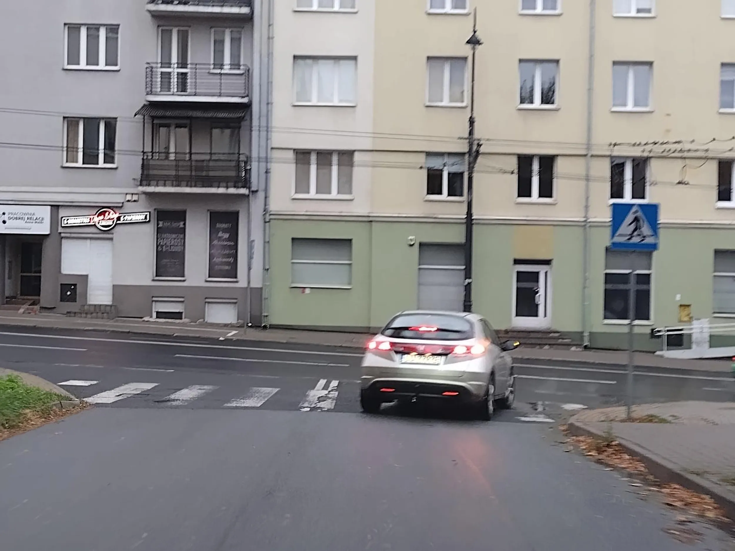 Gość uważa że w jego hondzie ktoś zamontował kierunkowskazy pierwszeństwa.... Czyli cyk i się wpycha na chama!!!!